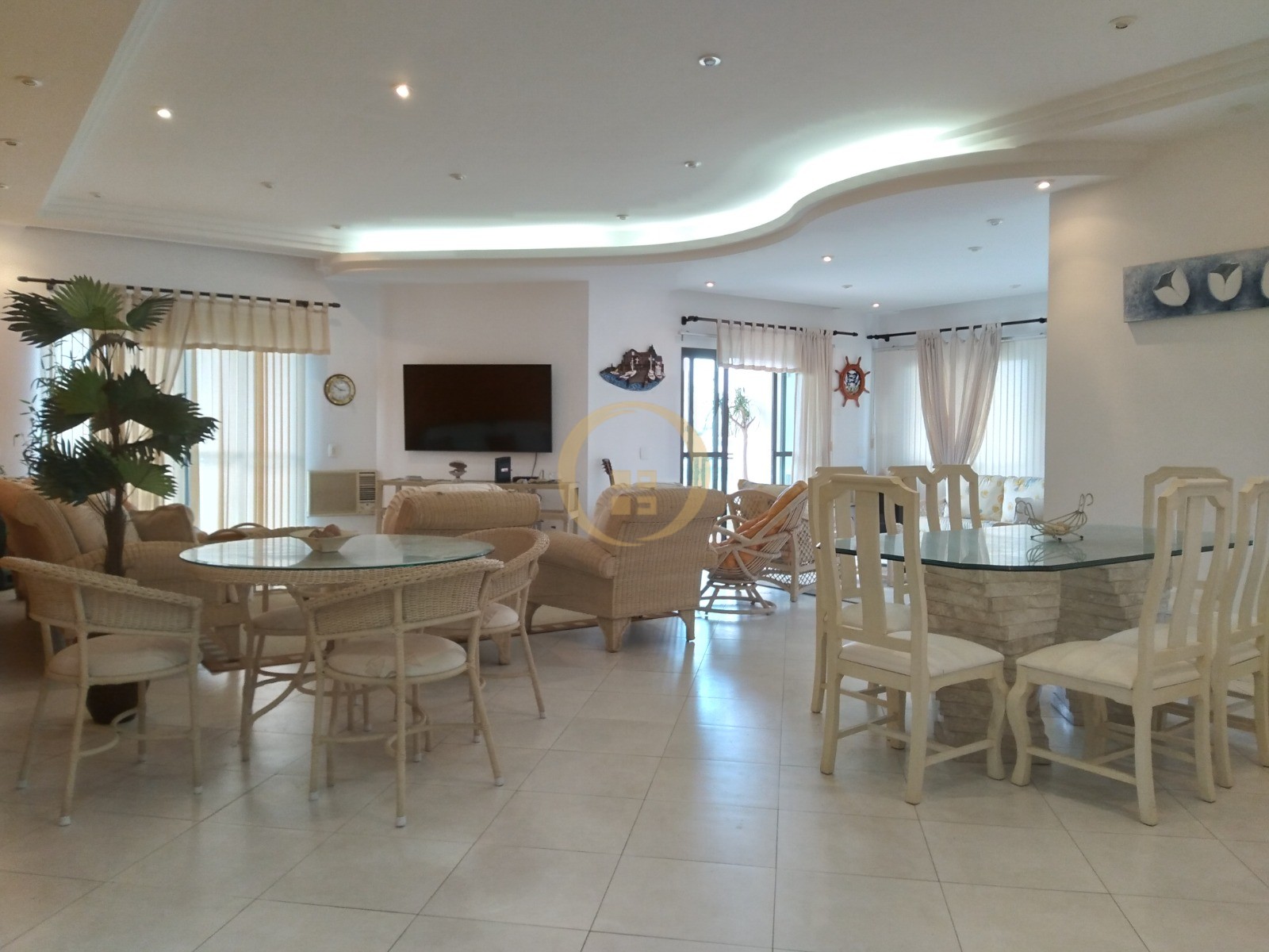 Apartamento na Praia das Pitangueiras, Guarujá - SP