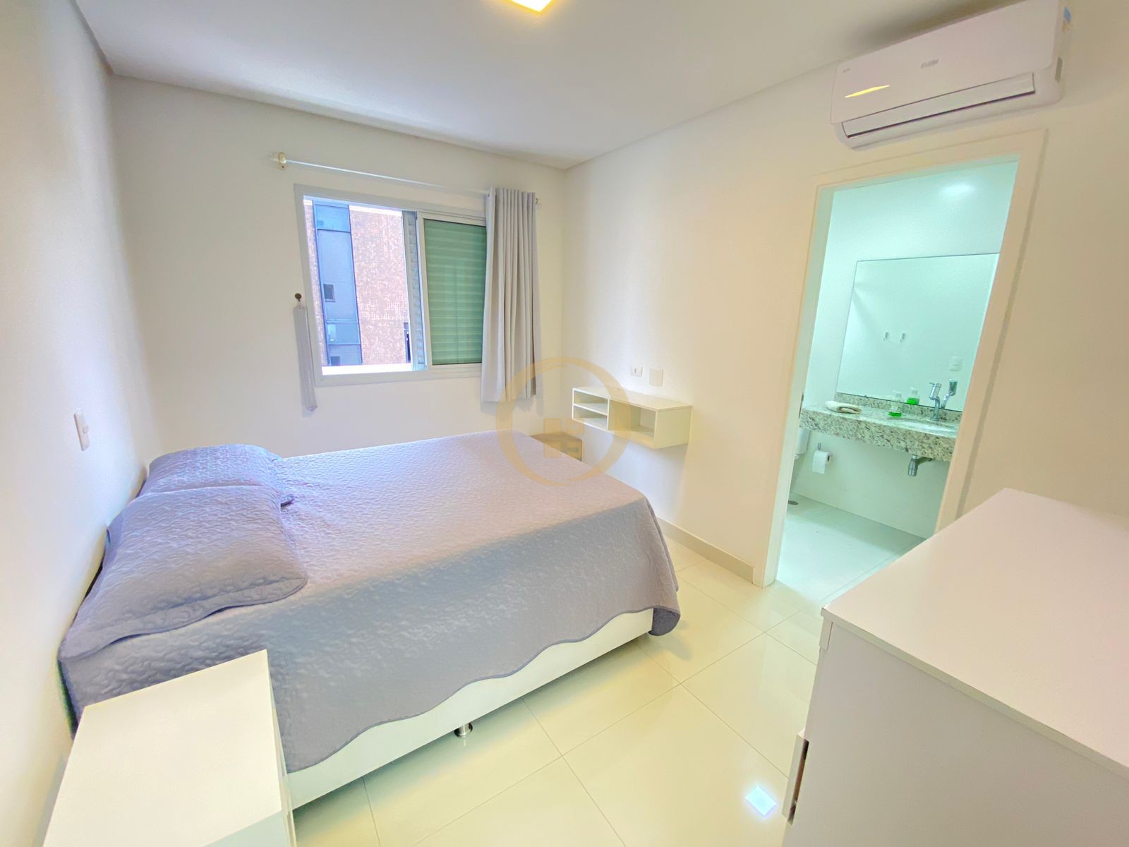 Apartamento na Praia das Pitangueiras, Guarujá - SP