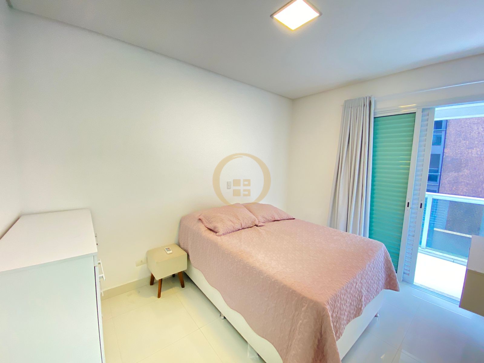 Apartamento na Praia das Pitangueiras, Guarujá - SP