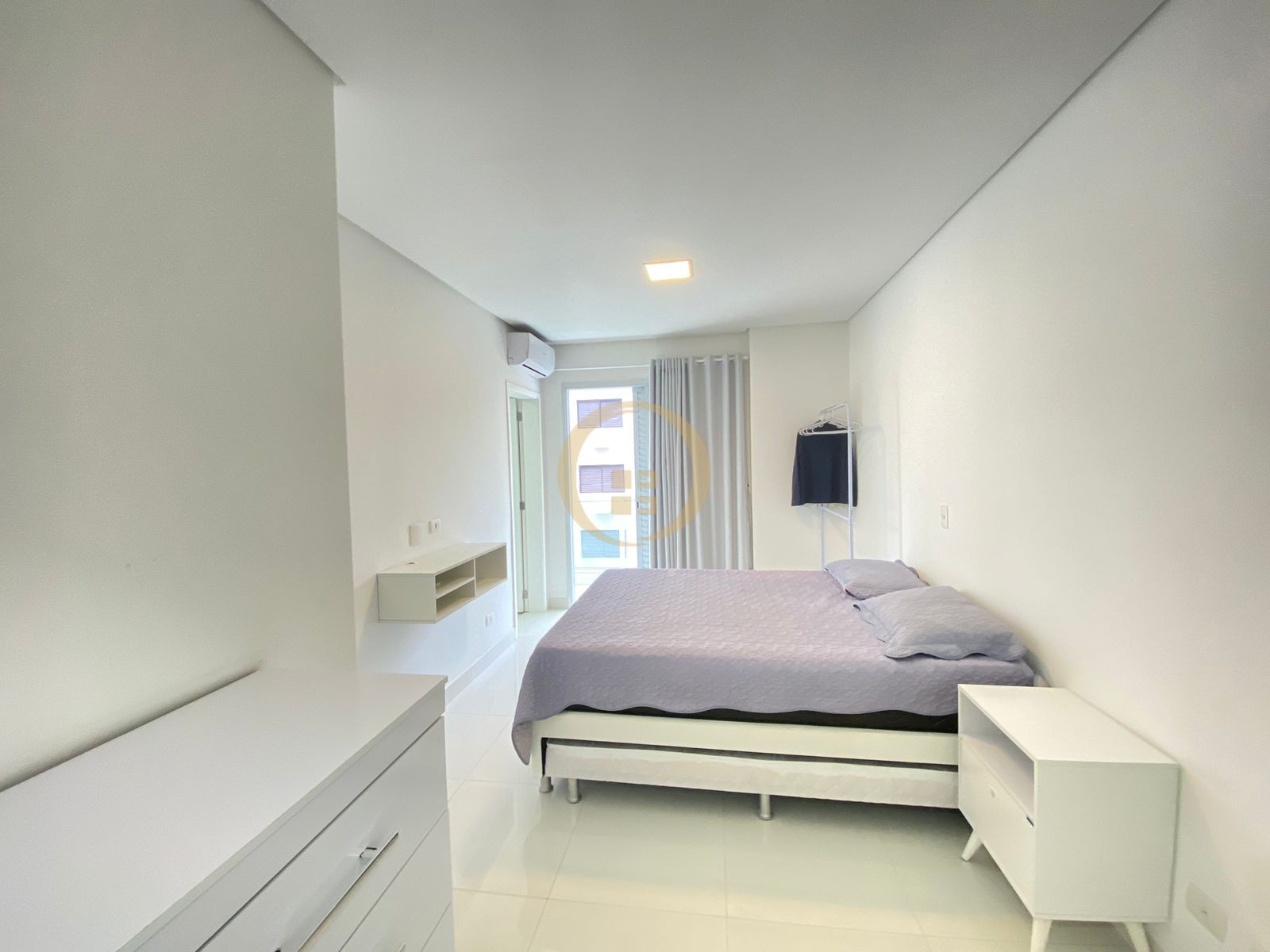 Apartamento na Praia das Pitangueiras, Guarujá - SP