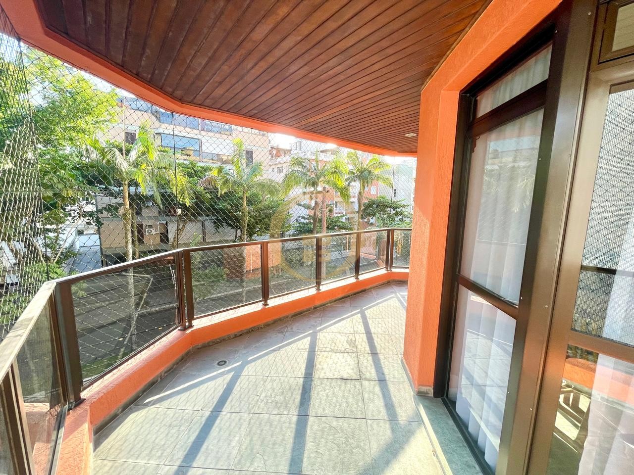 Apartamento na Praia da Enseada, Guarujá - SP