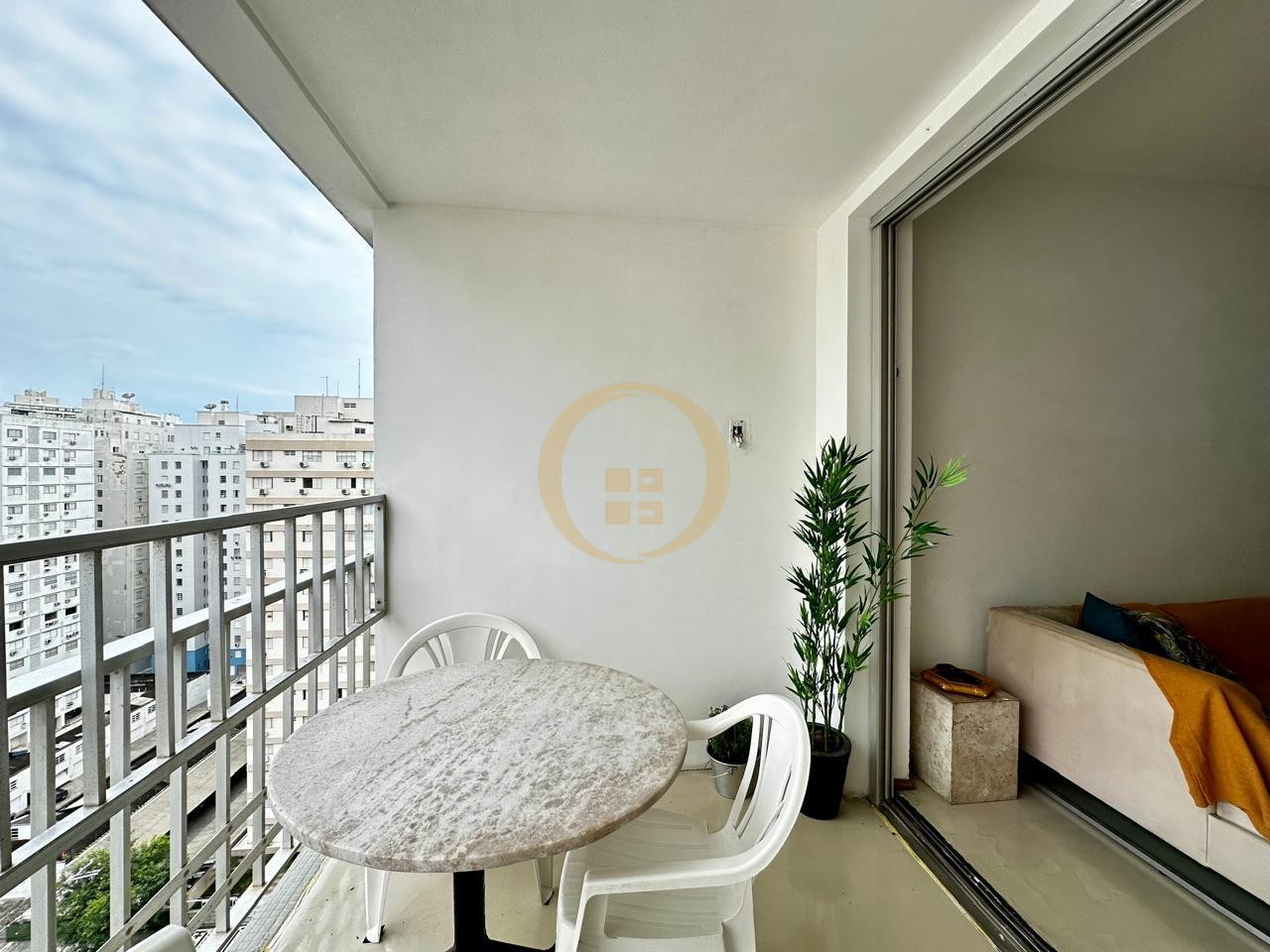 Apartamento na Praia das Pitangueiras, Guarujá - SP