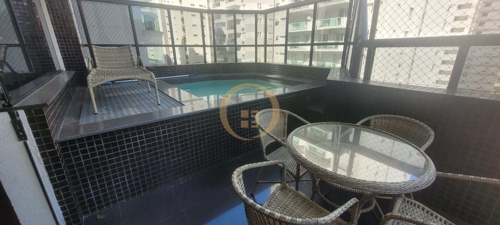 Duplex à Venda na Praia das Pitangueiras - Guarujá