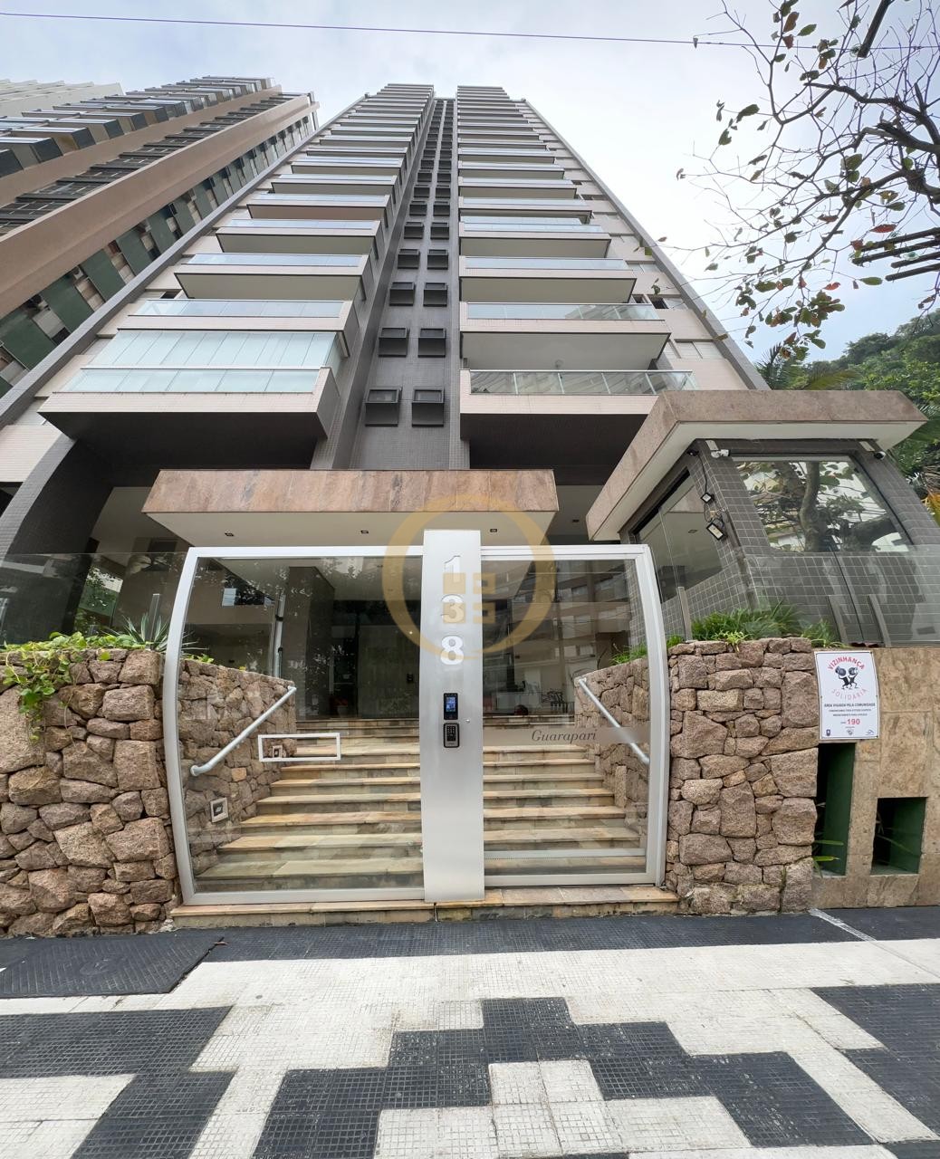 Apartamento na Praia das Pitangueiras, Guarujá - SP
