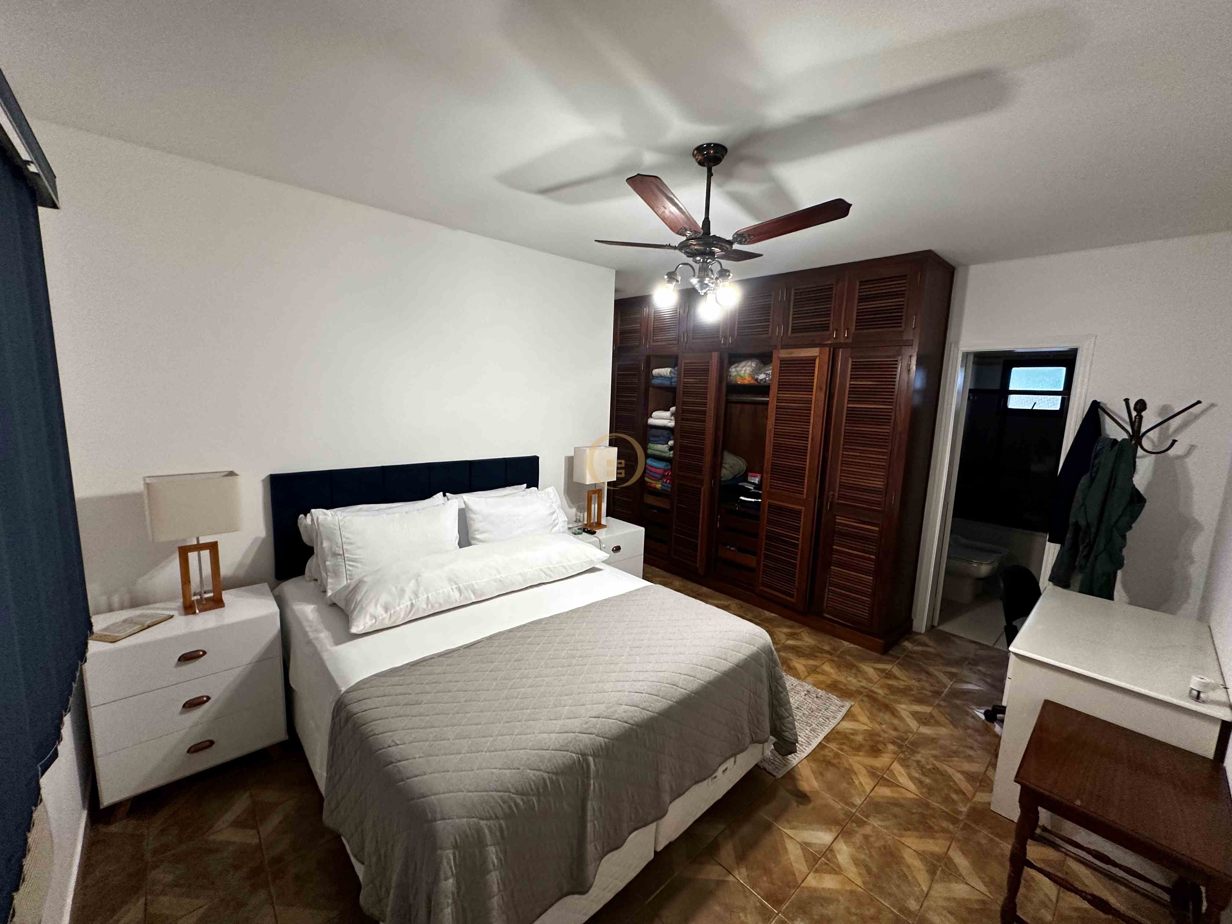 Apartamento na Praia das Pitangueiras, Guarujá - SP