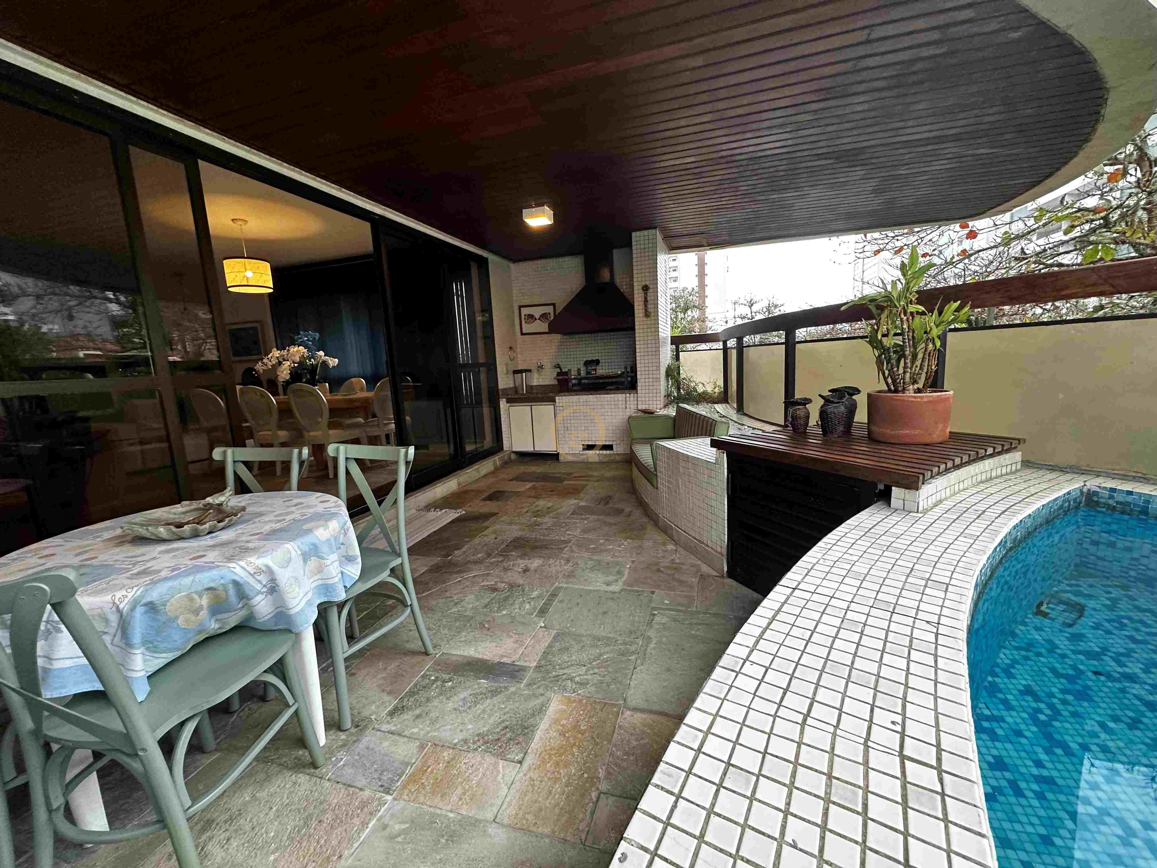 Apartamento na Praia das Pitangueiras, Guarujá - SP
