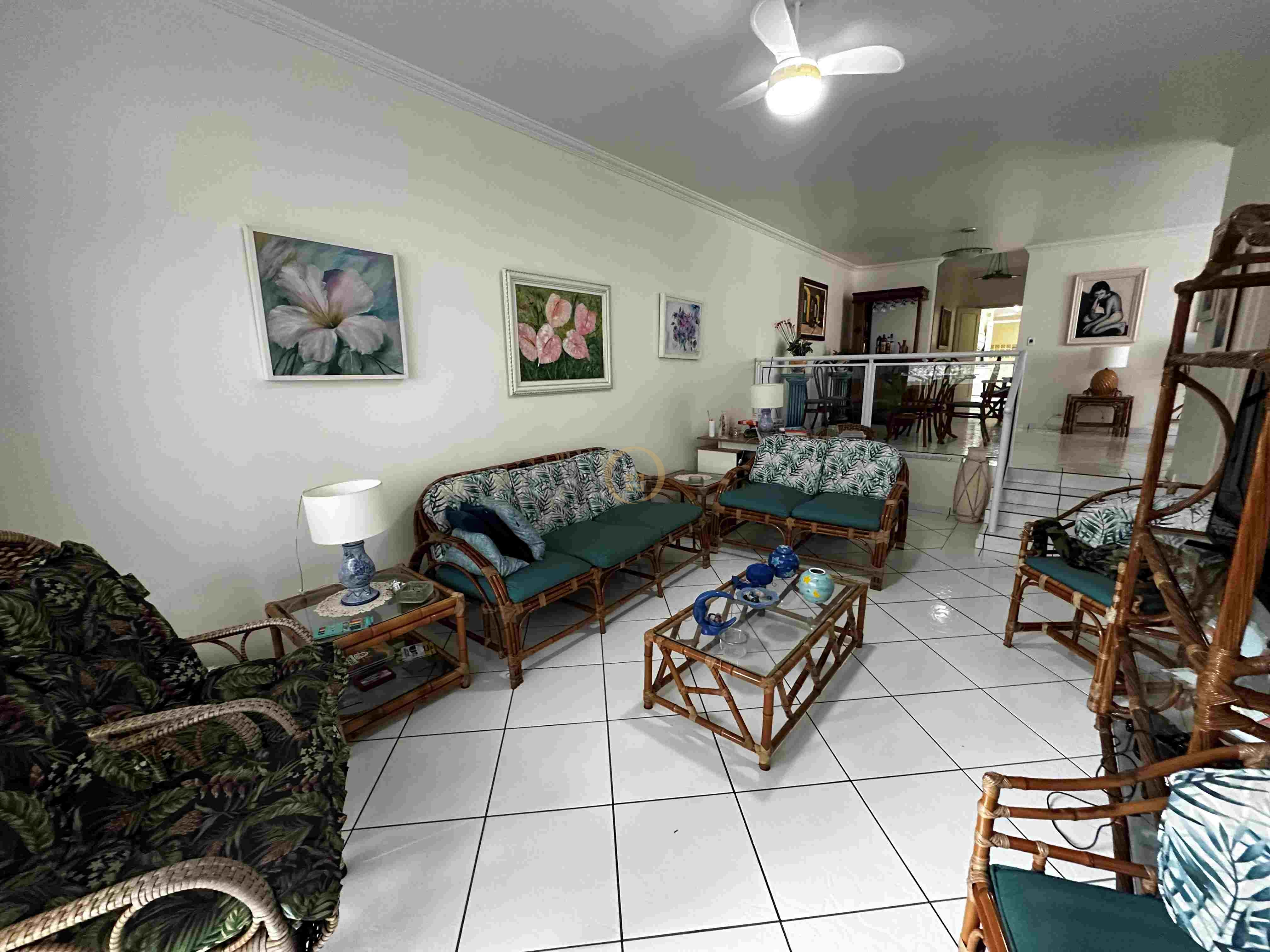 Apartamento na Praia das Pitangueiras, Guarujá - SP