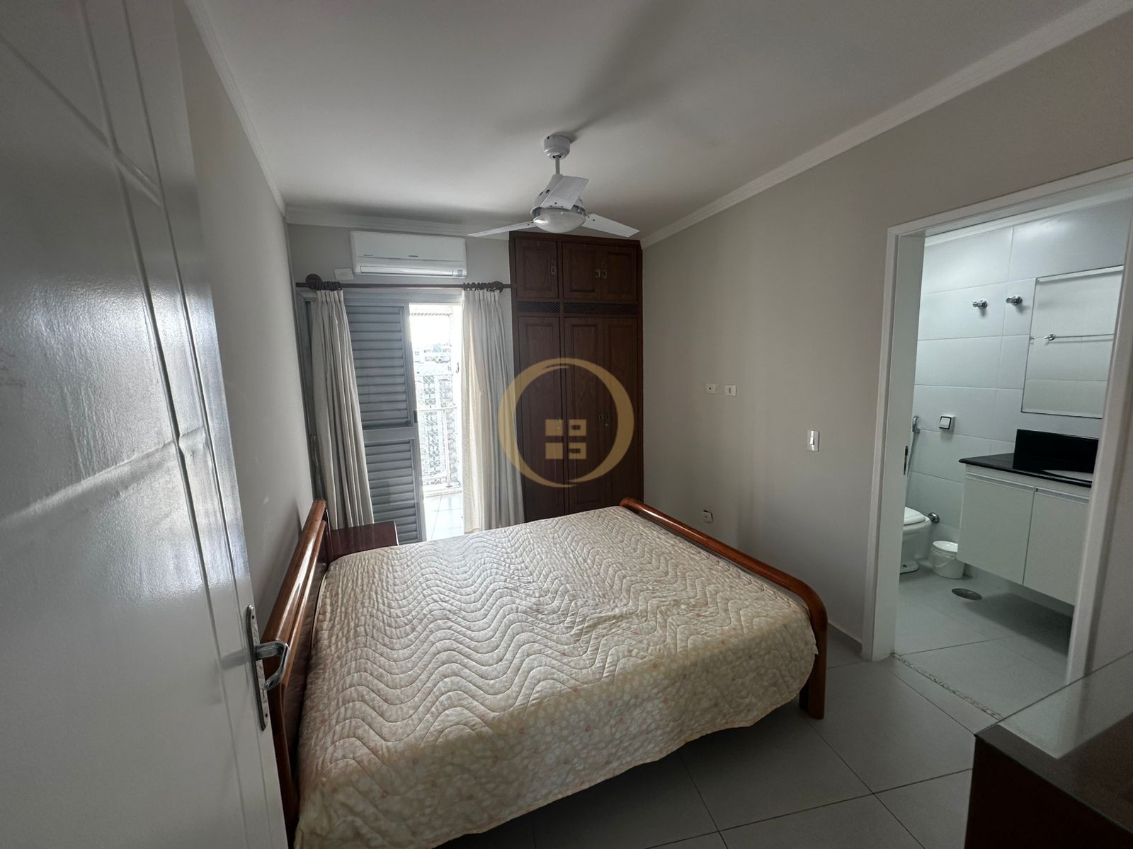Apartamento na Praia das Pitangueiras, Guarujá - SP