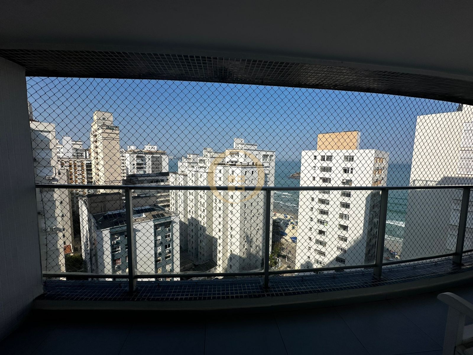 Apartamento na Praia das Pitangueiras, Guarujá - SP