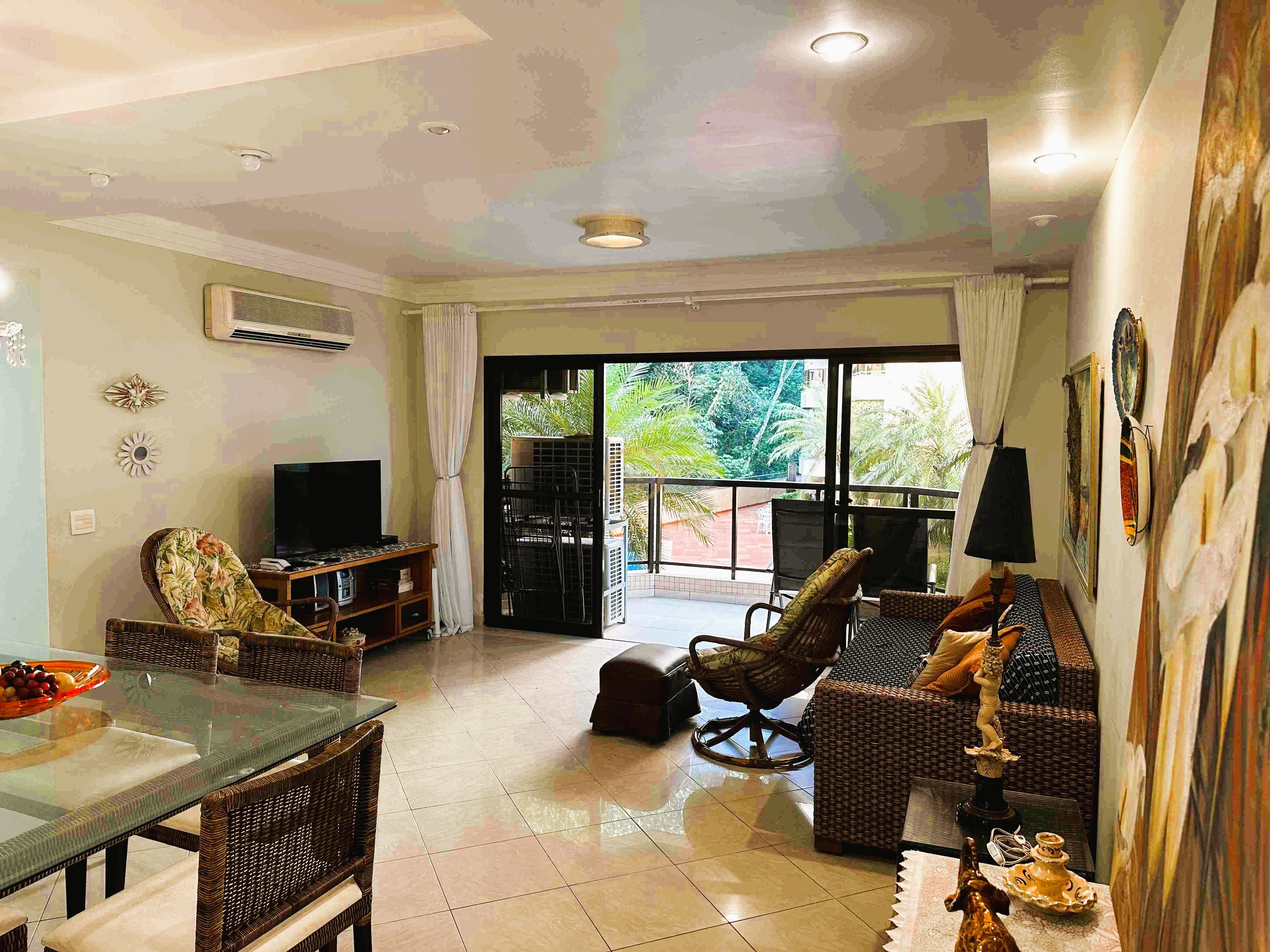Apartamento na Praia das Pitangueiras, Guarujá - SP