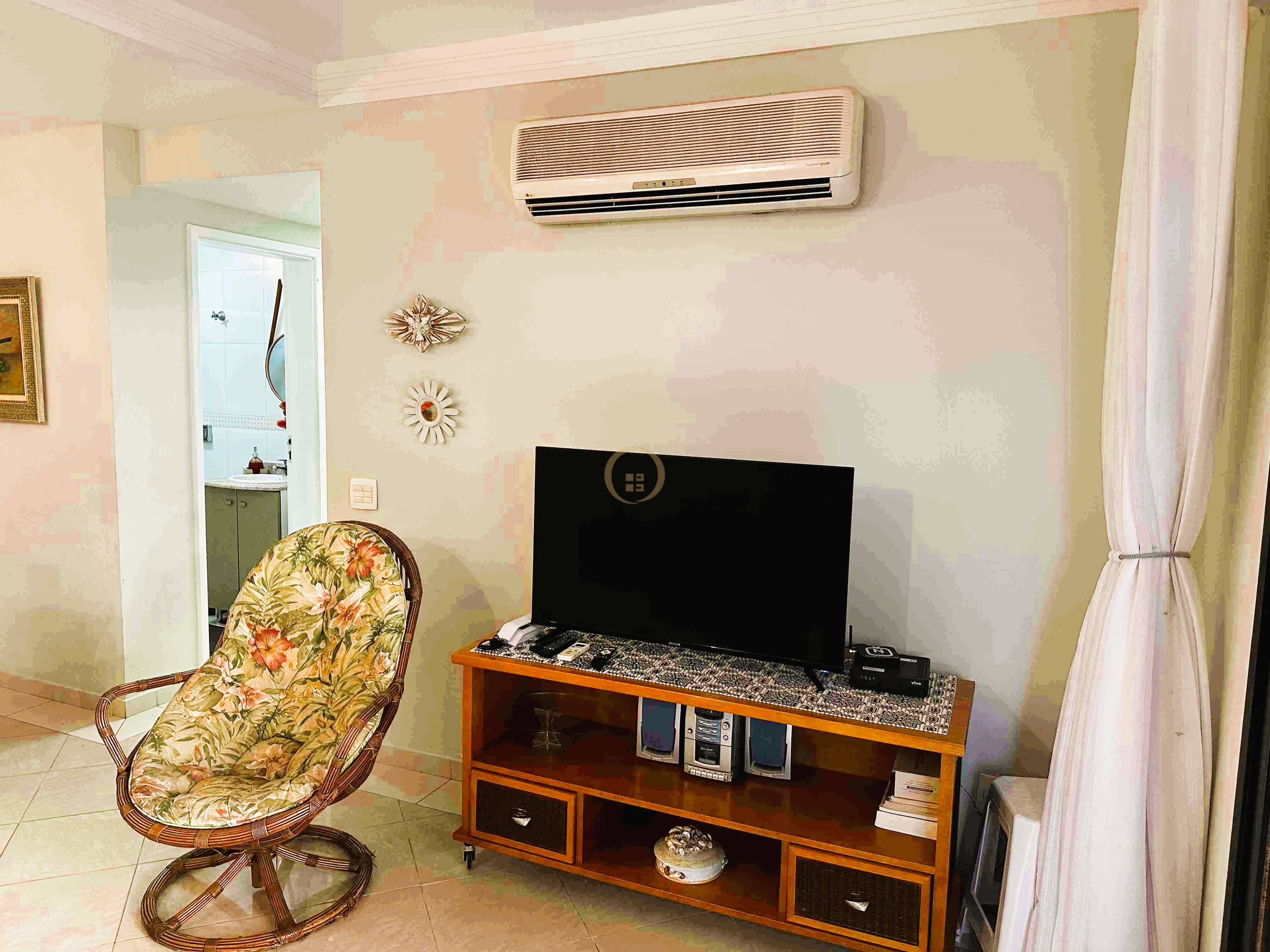 Apartamento na Praia das Pitangueiras, Guarujá - SP