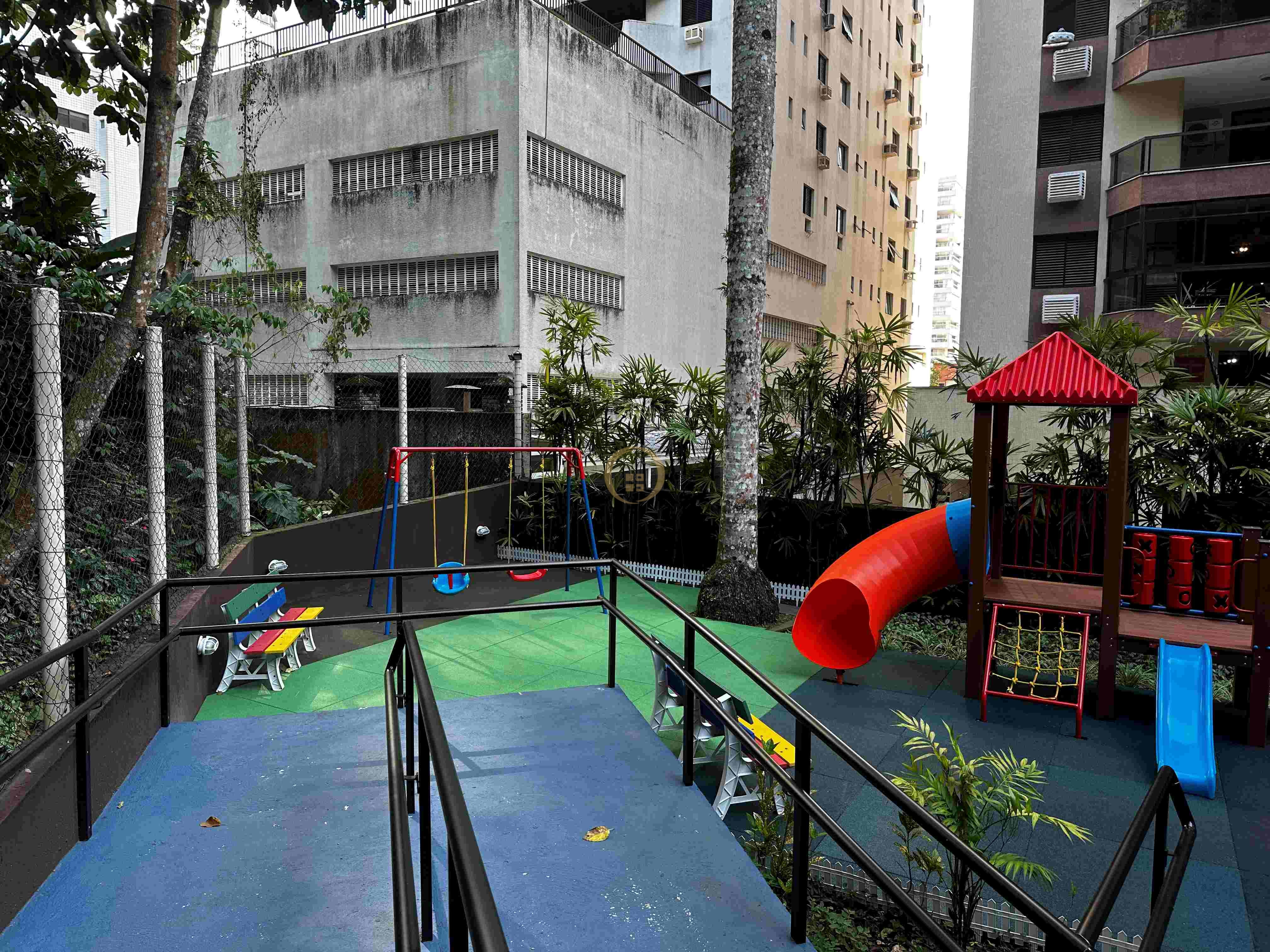 Apartamento na Praia das Pitangueiras, Guarujá - SP