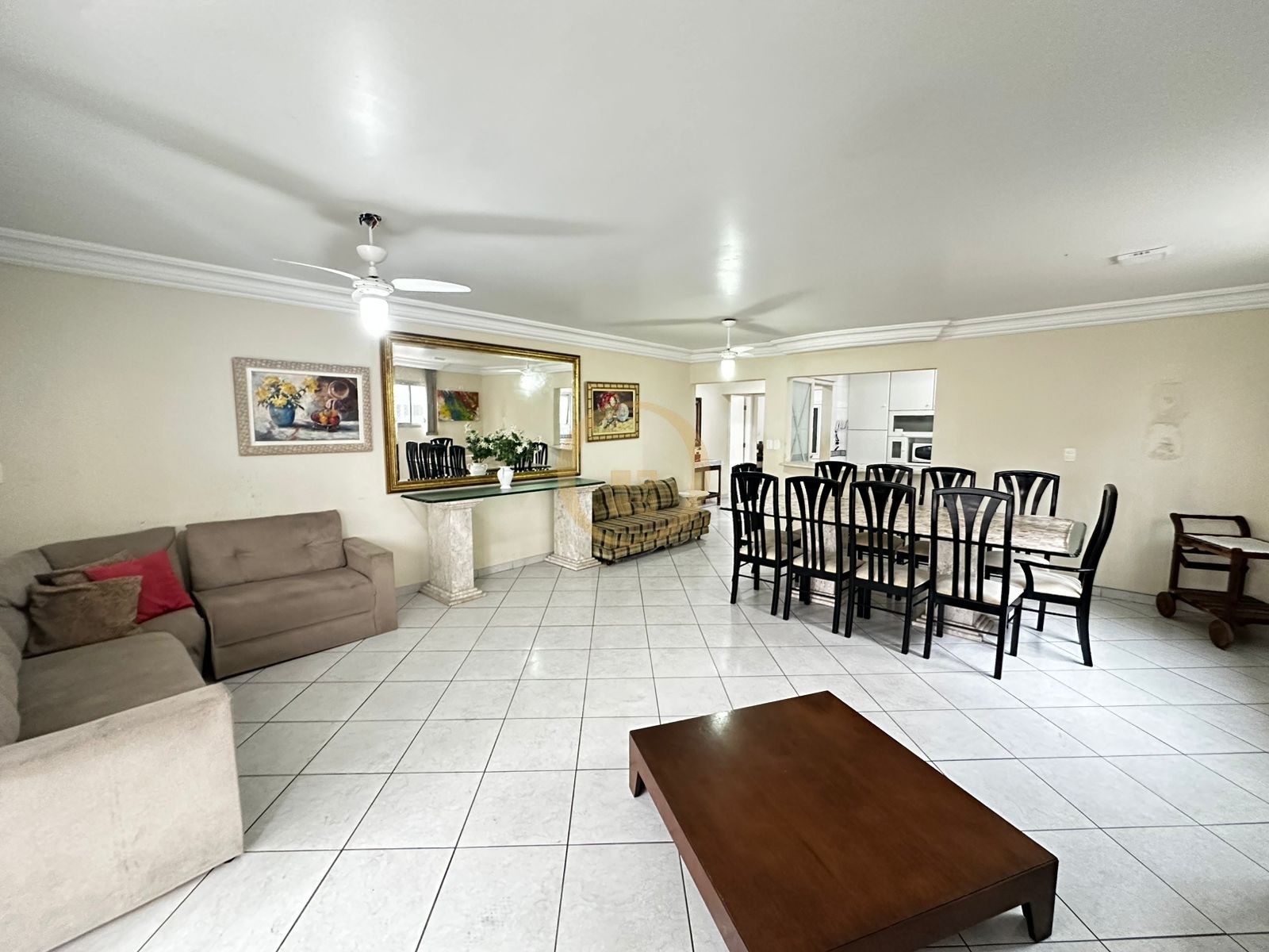 Apartamento na Praia das Pitangueiras, Guarujá - SP