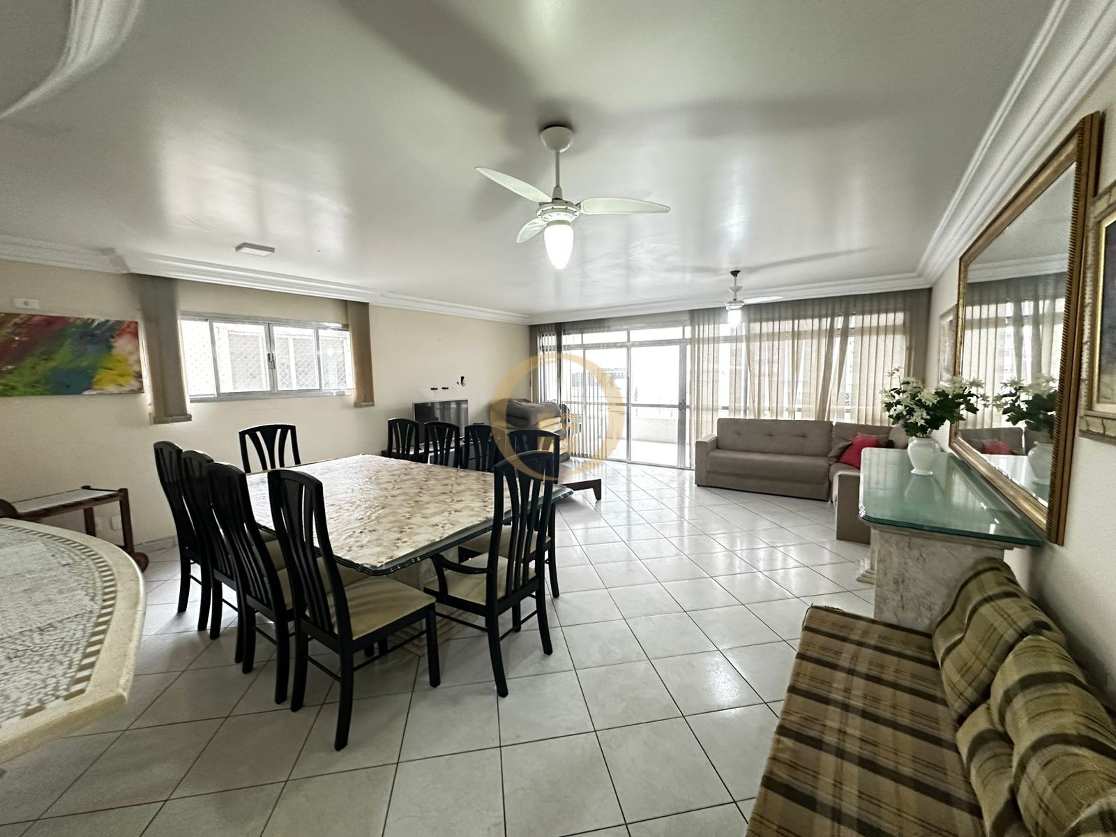 Apartamento na Praia das Pitangueiras, Guarujá - SP