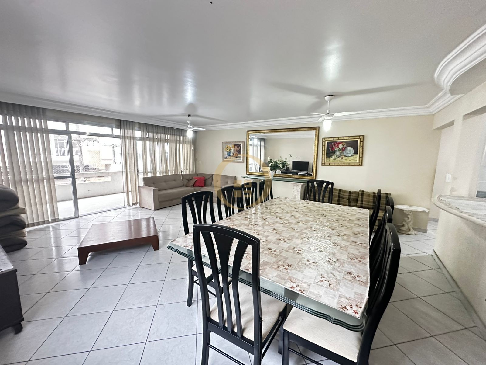 Apartamento na Praia das Pitangueiras, Guarujá - SP