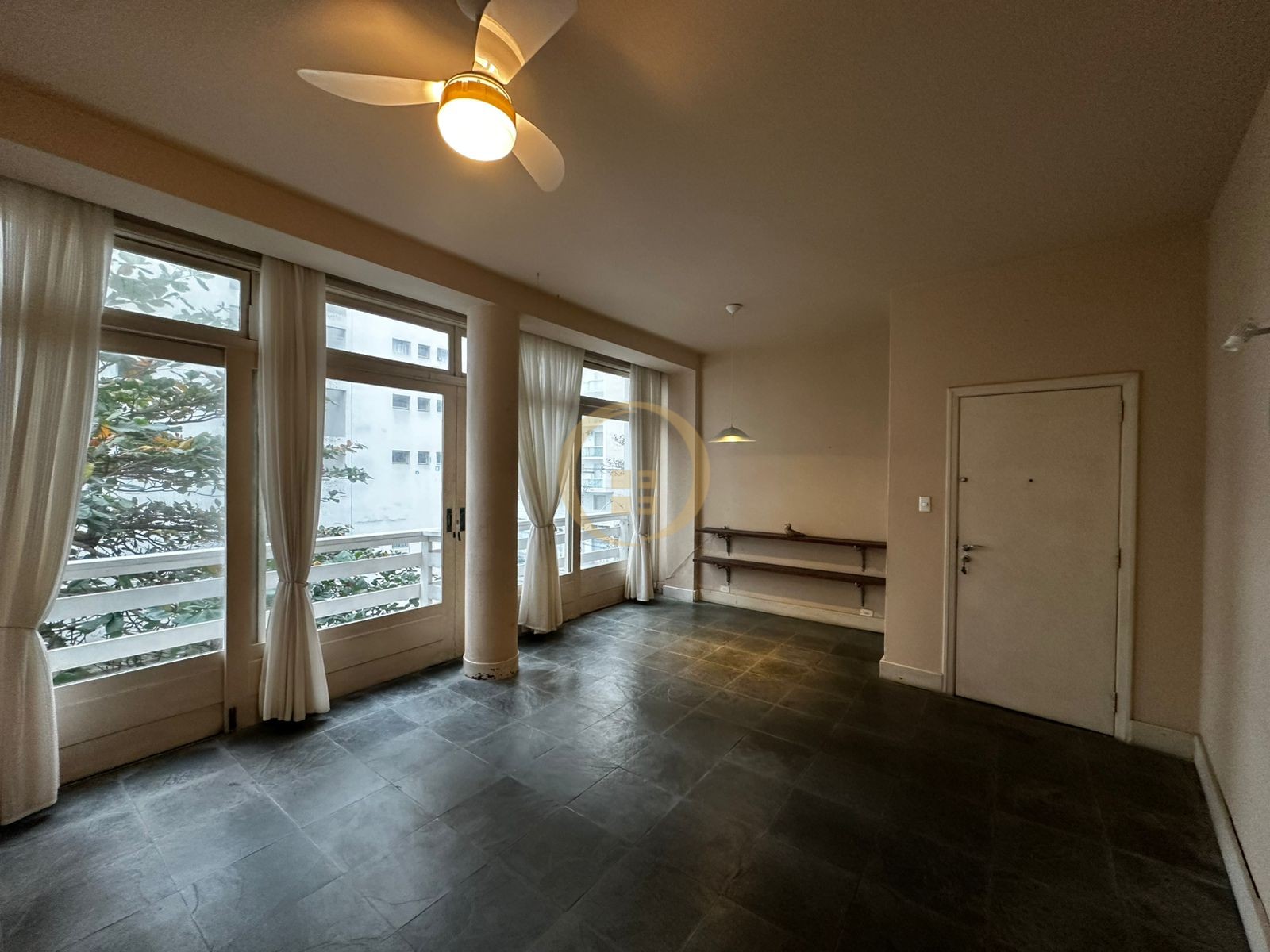 Apartamento na Praia das Pitangueiras, Guarujá - SP
