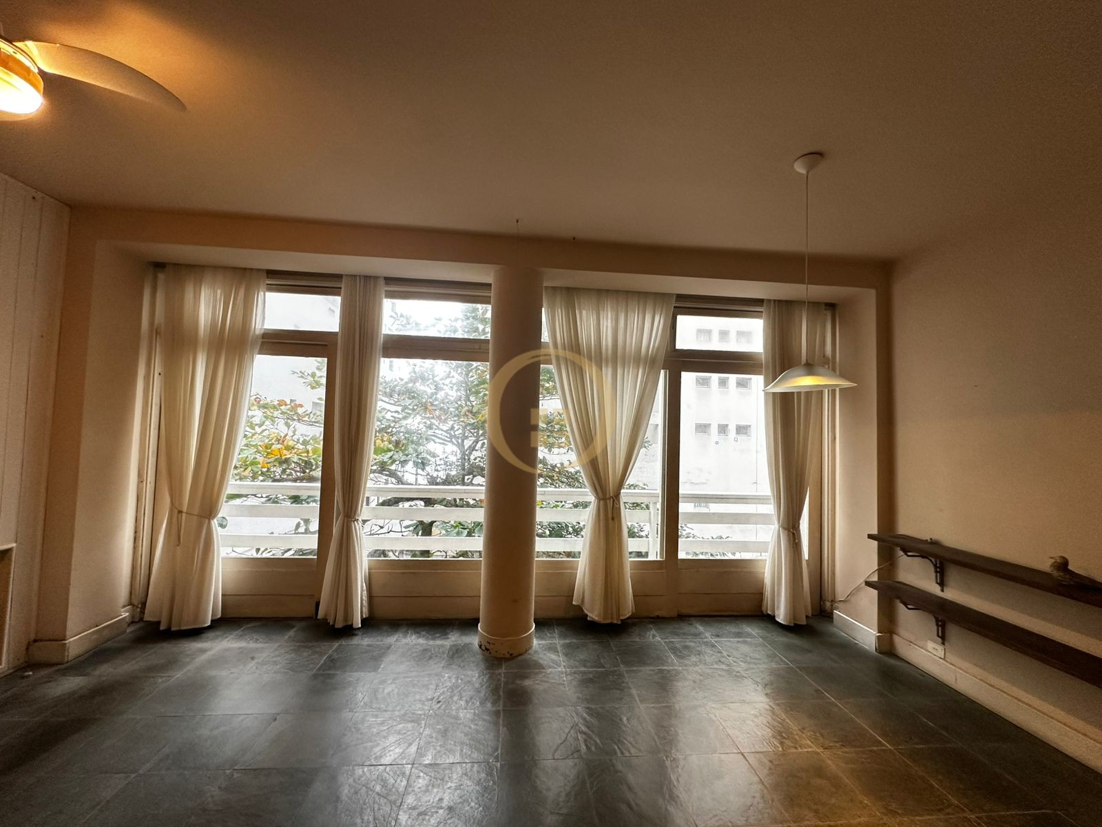 Apartamento na Praia das Pitangueiras, Guarujá - SP