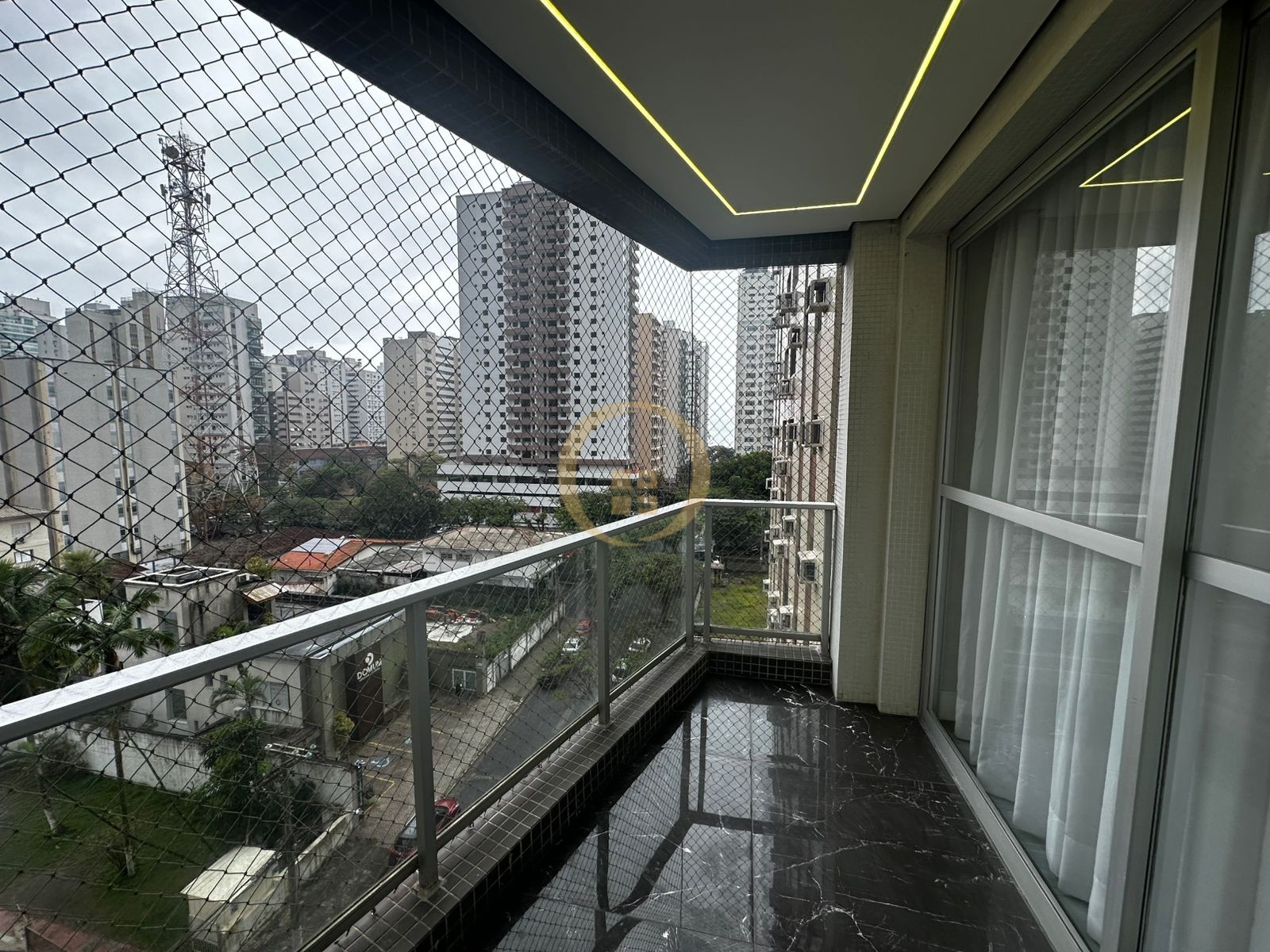 Apartamento na Praia das Pitangueiras, Guarujá - SP