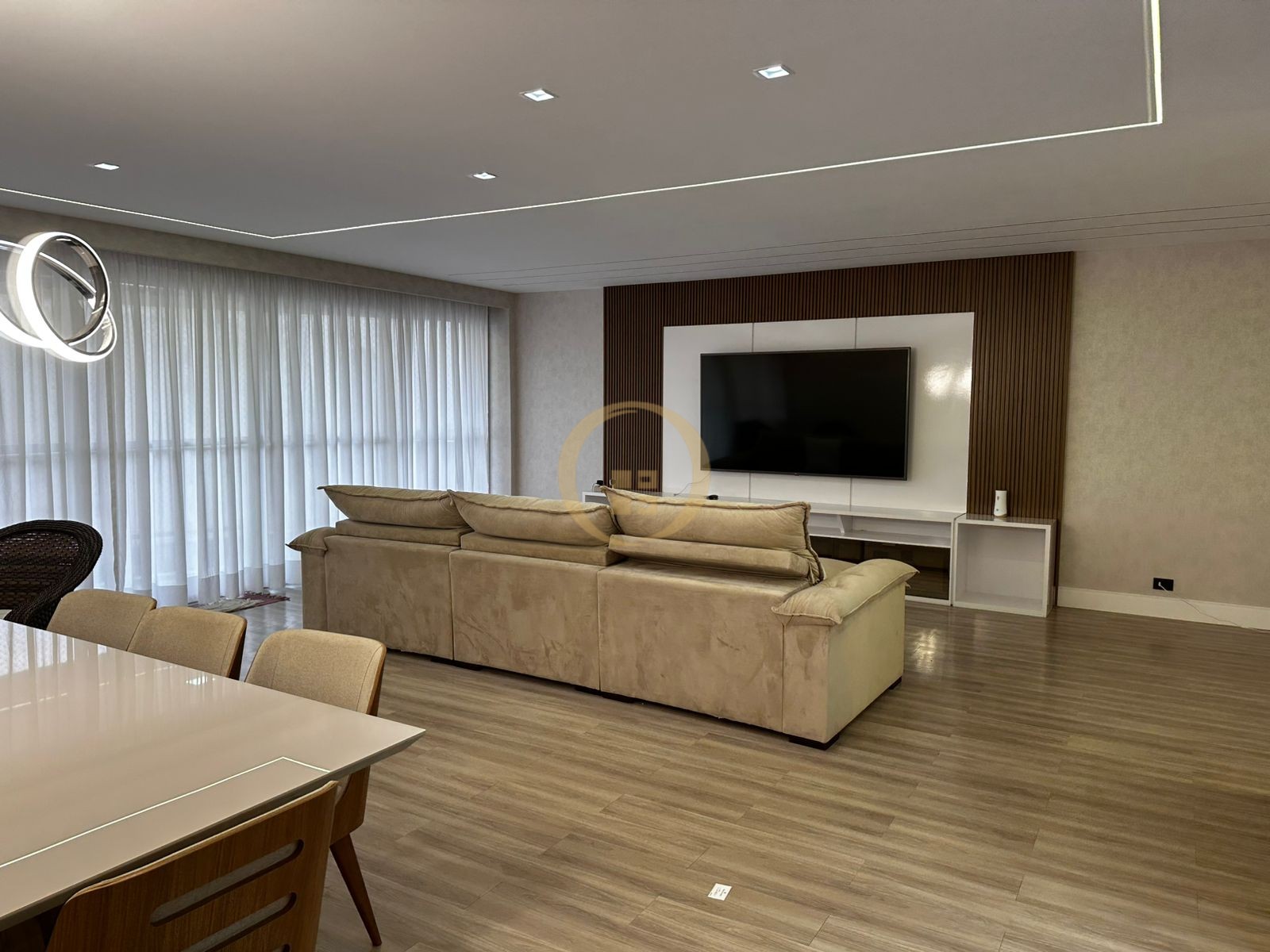 Apartamento na Praia das Pitangueiras, Guarujá - SP