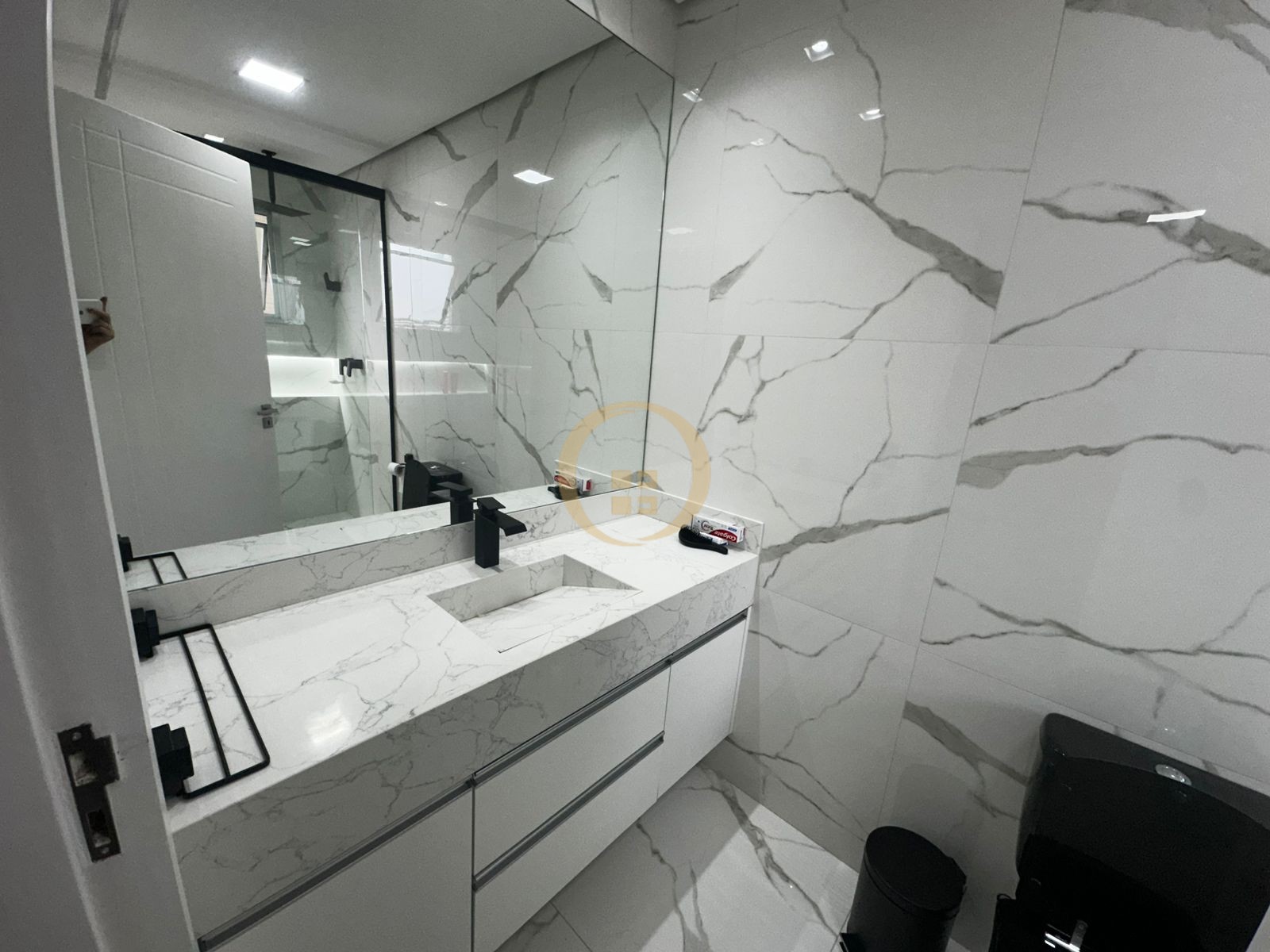 Apartamento na Praia das Pitangueiras, Guarujá - SP