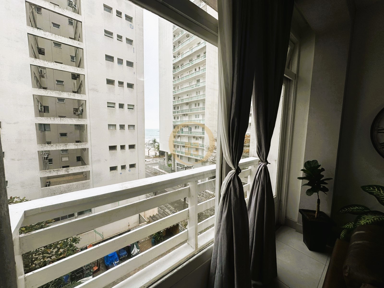 Apartamento na Praia das Pitangueiras, Guarujá - SP