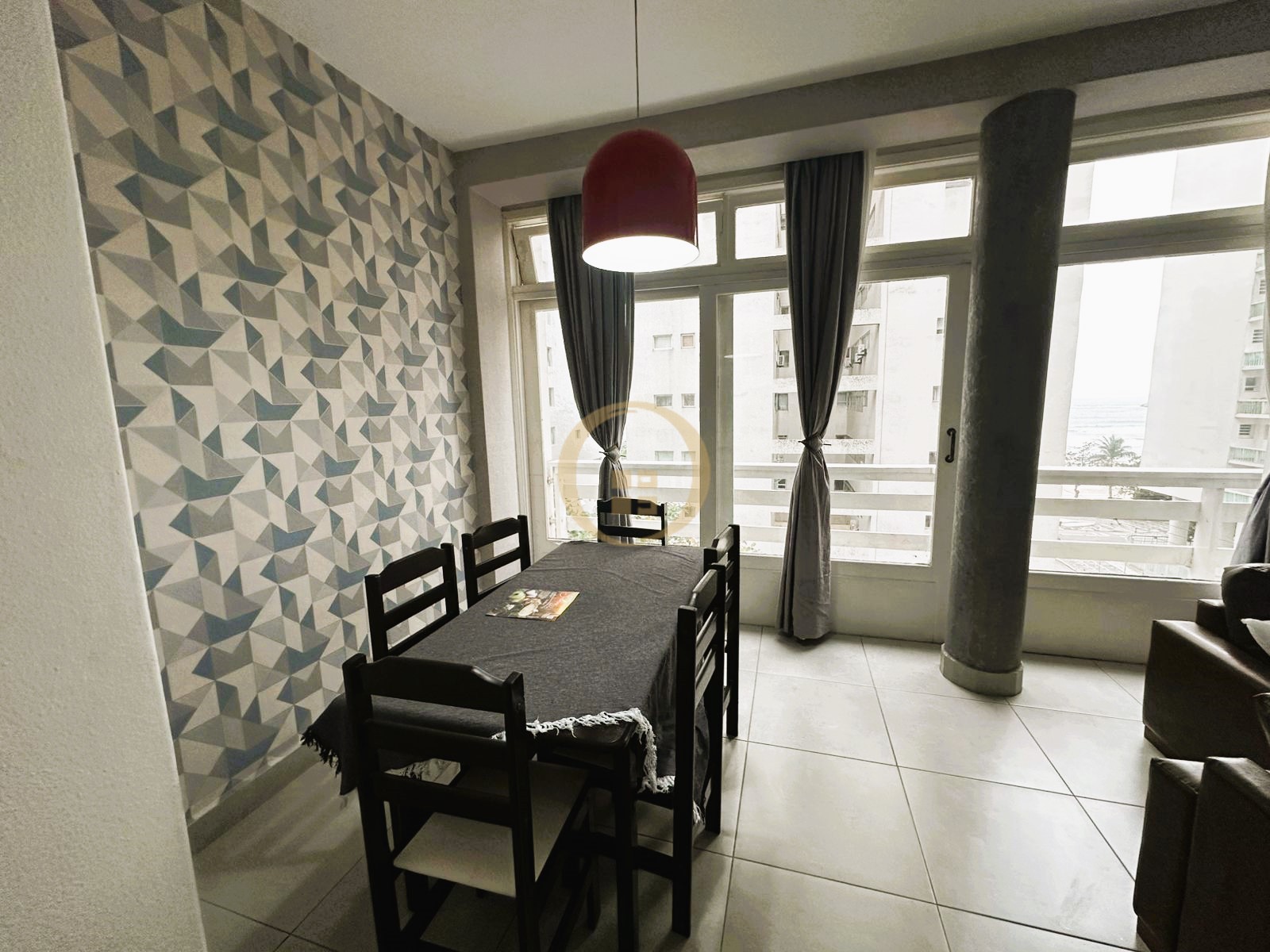 Apartamento na Praia das Pitangueiras, Guarujá - SP