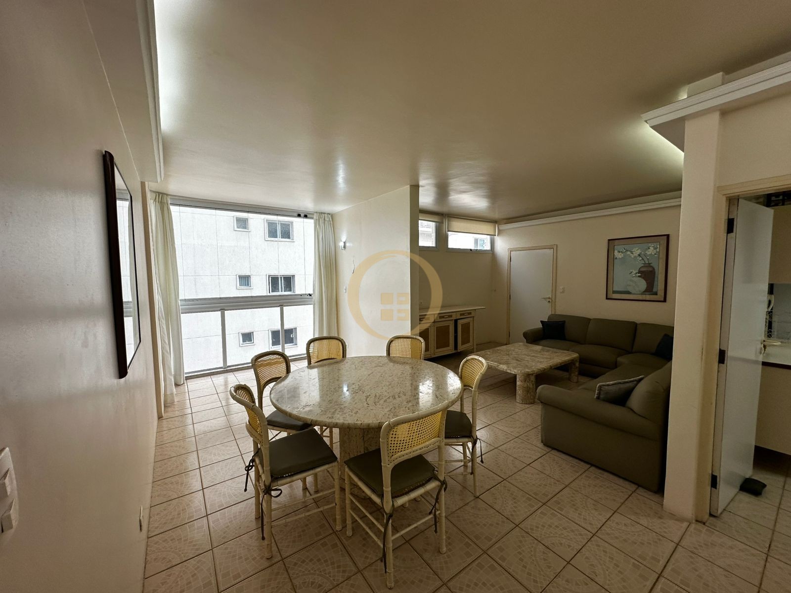 Apartamento na Praia das Pitangueiras, Guarujá - SP