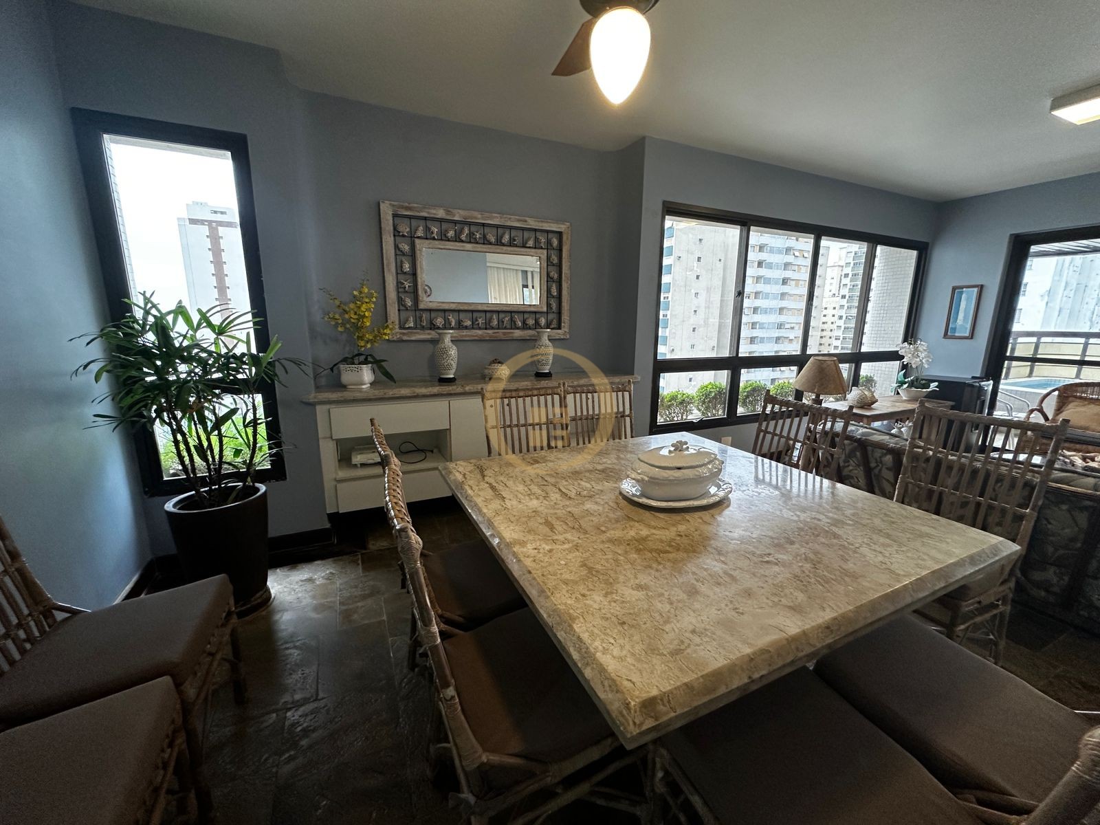 Apartamento na Praia das Pitangueiras, Guarujá - SP