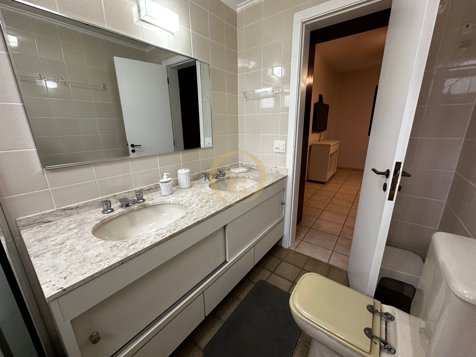 Apartamento na Praia das Pitangueiras, Guarujá - SP