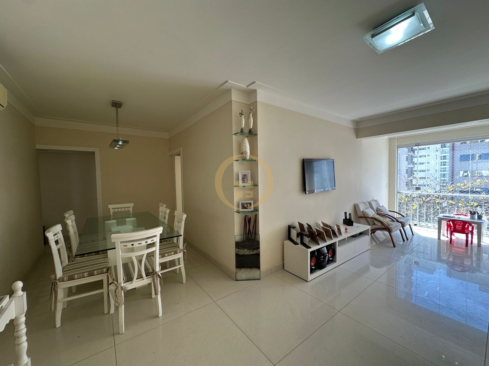 Apartamento na Praia das Pitangueiras, Guarujá - SP