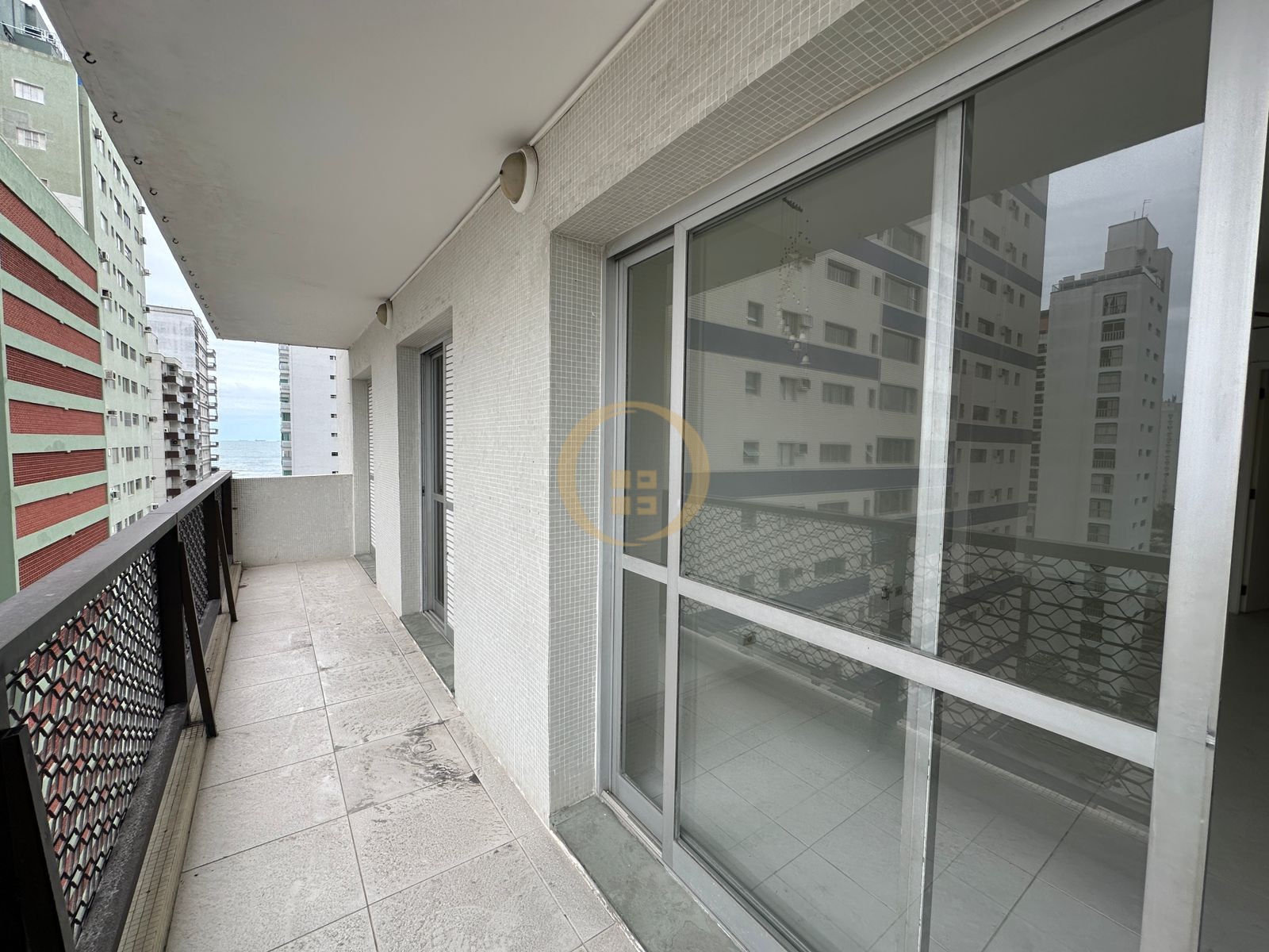 Apartamento na Praia das Pitangueiras, Guarujá - SP