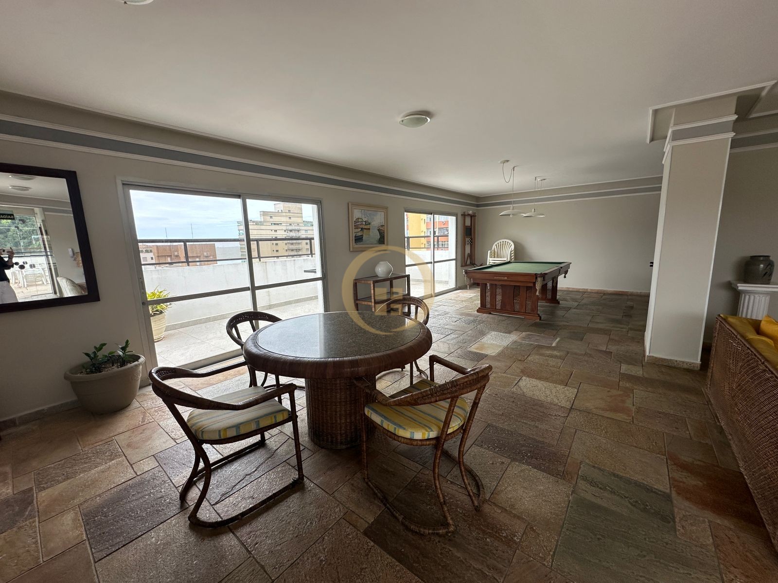 Apartamento na Praia das Pitangueiras, Guarujá - SP