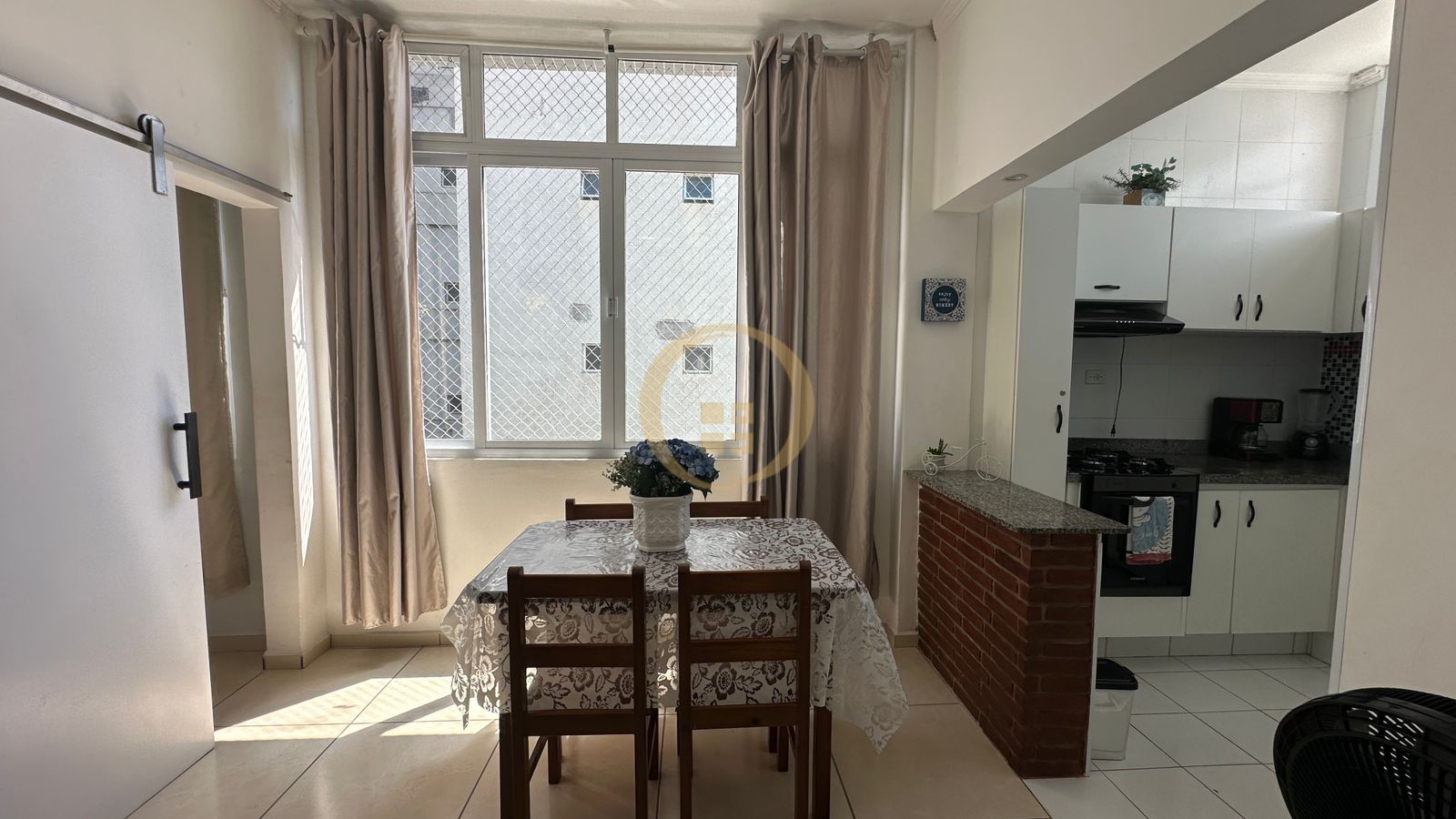 Apartamento na Praia das Pitangueiras, Guarujá - SP