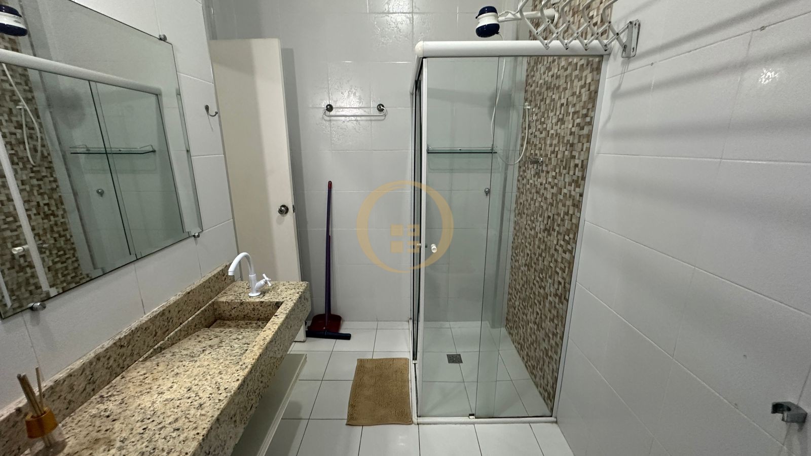 Apartamento na Praia das Pitangueiras, Guarujá - SP