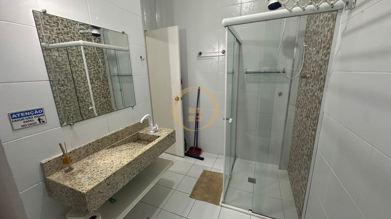 Apartamento na Praia das Pitangueiras, Guarujá - SP