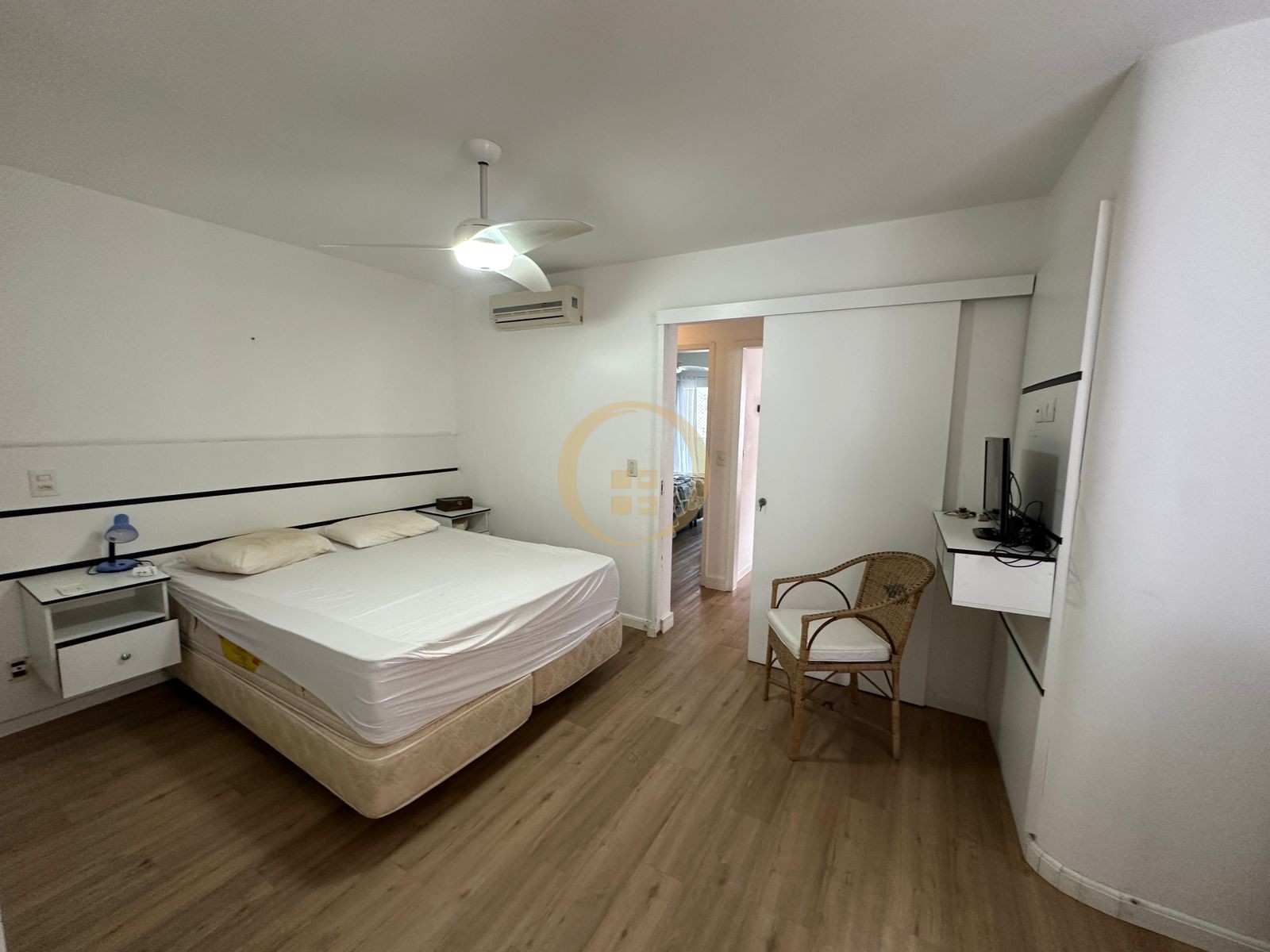 Apartamento na Praia das Pitangueiras, Guarujá - SP
