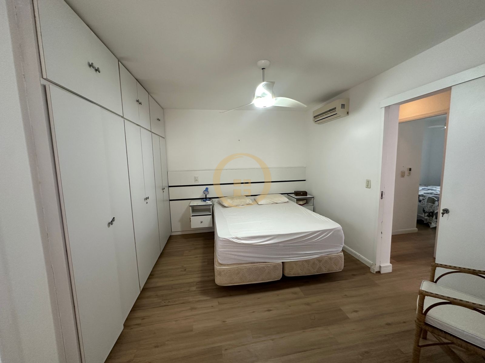 Apartamento na Praia das Pitangueiras, Guarujá - SP