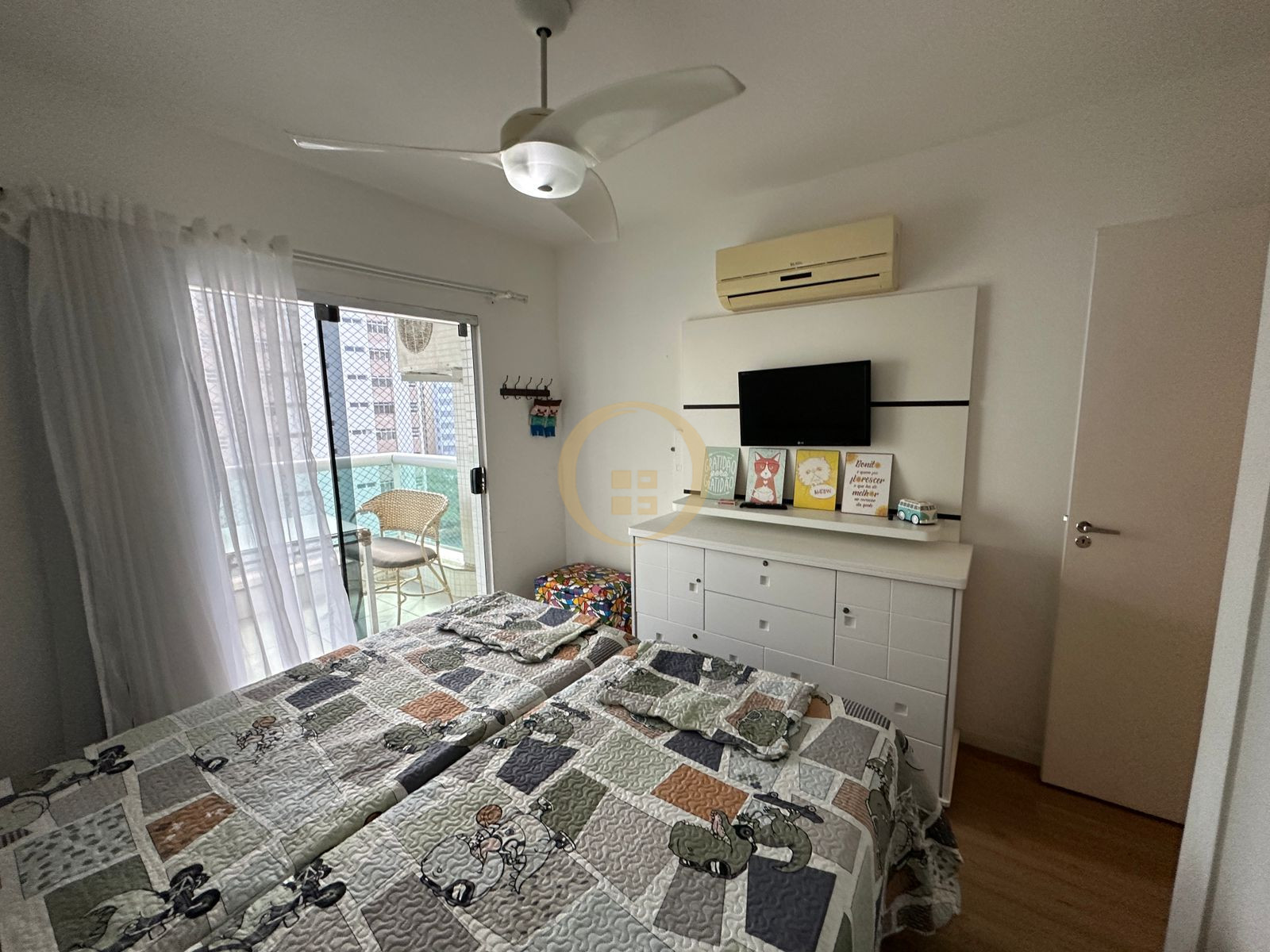 Apartamento na Praia das Pitangueiras, Guarujá - SP