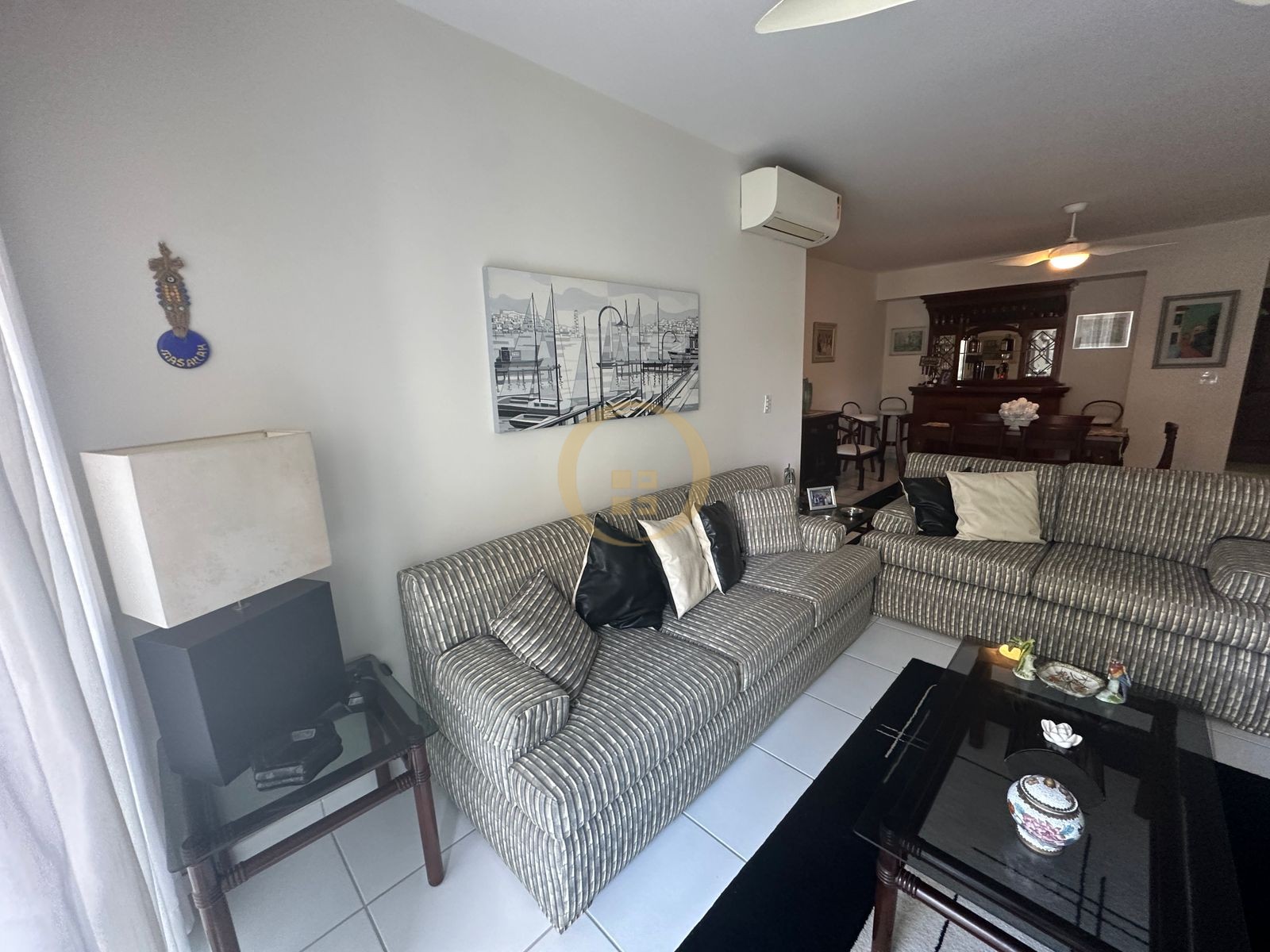 Apartamento na Praia das Pitangueiras, Guarujá - SP