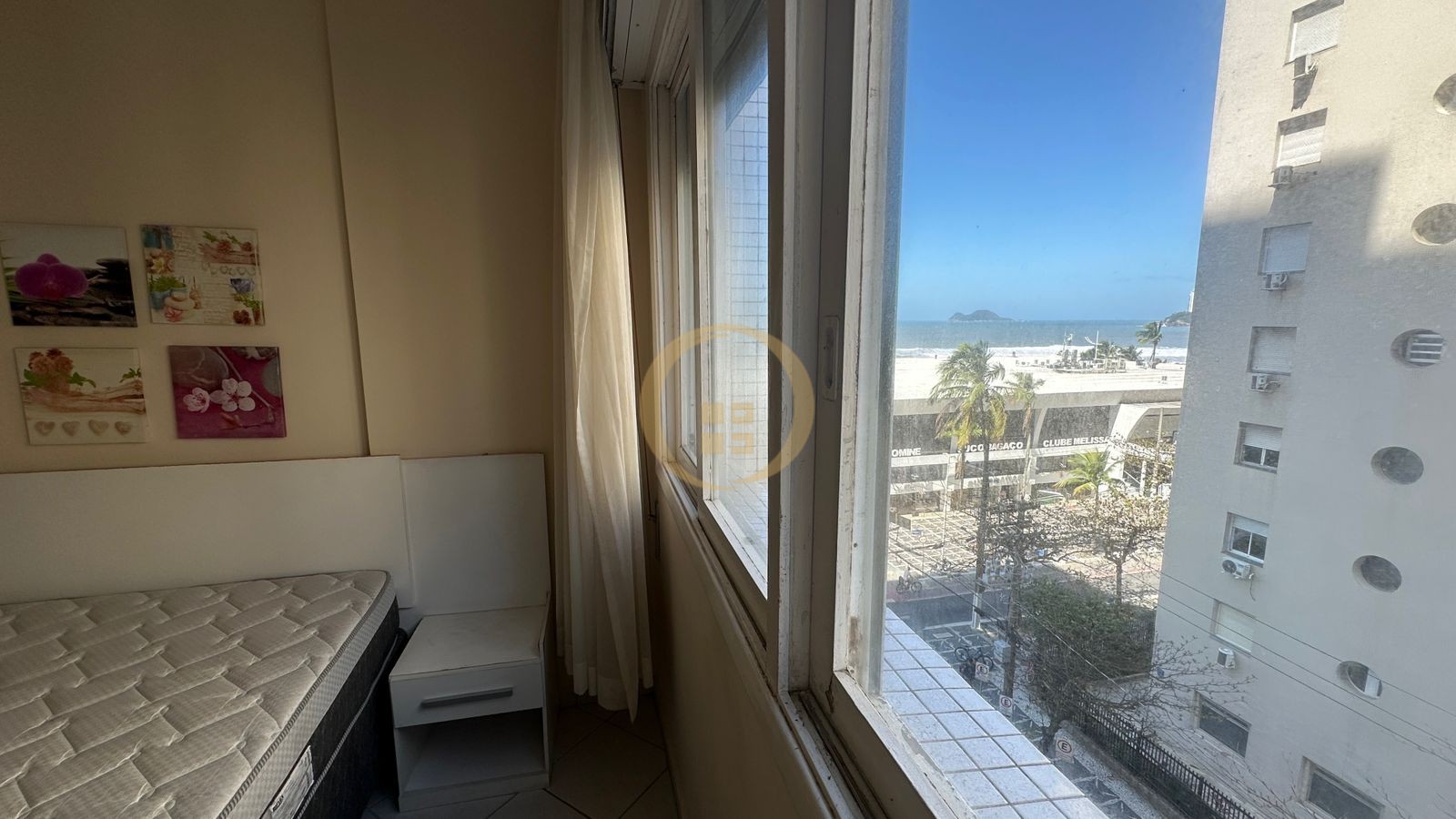 Apartamento na Praia das Pitangueiras, Guarujá - SP