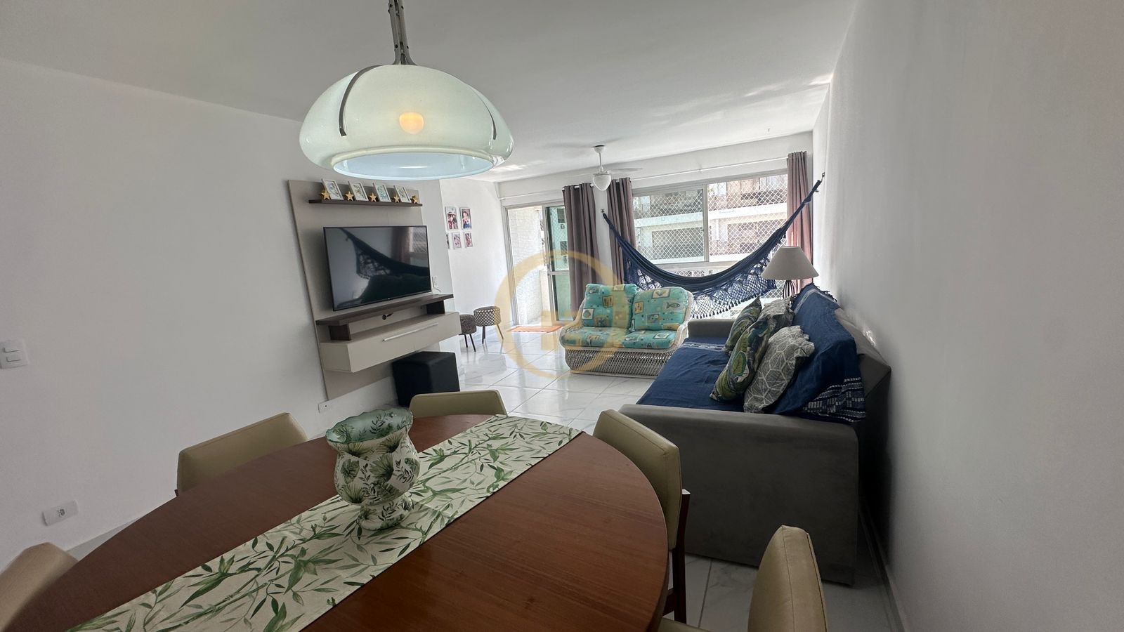 Apartamento na Praia das Pitangueiras, Guarujá - SP