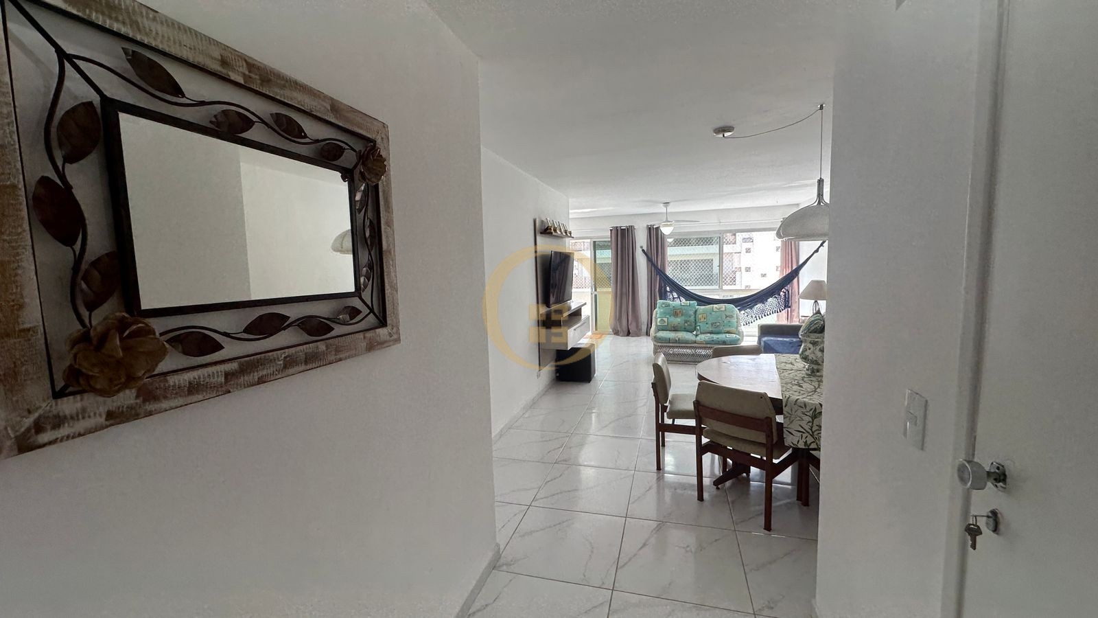 Apartamento na Praia das Pitangueiras, Guarujá - SP