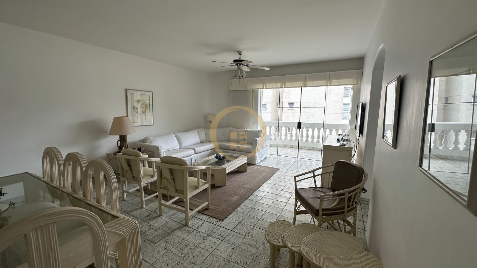 Apartamento na Praia das Pitangueiras, Guarujá - SP