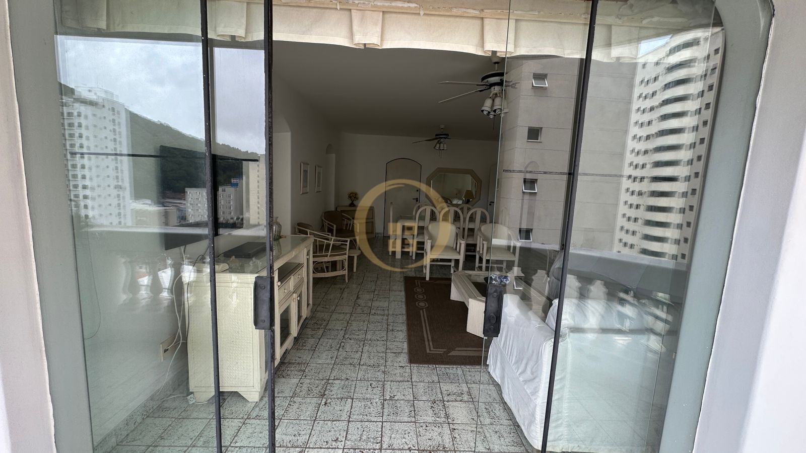 Apartamento na Praia das Pitangueiras, Guarujá - SP
