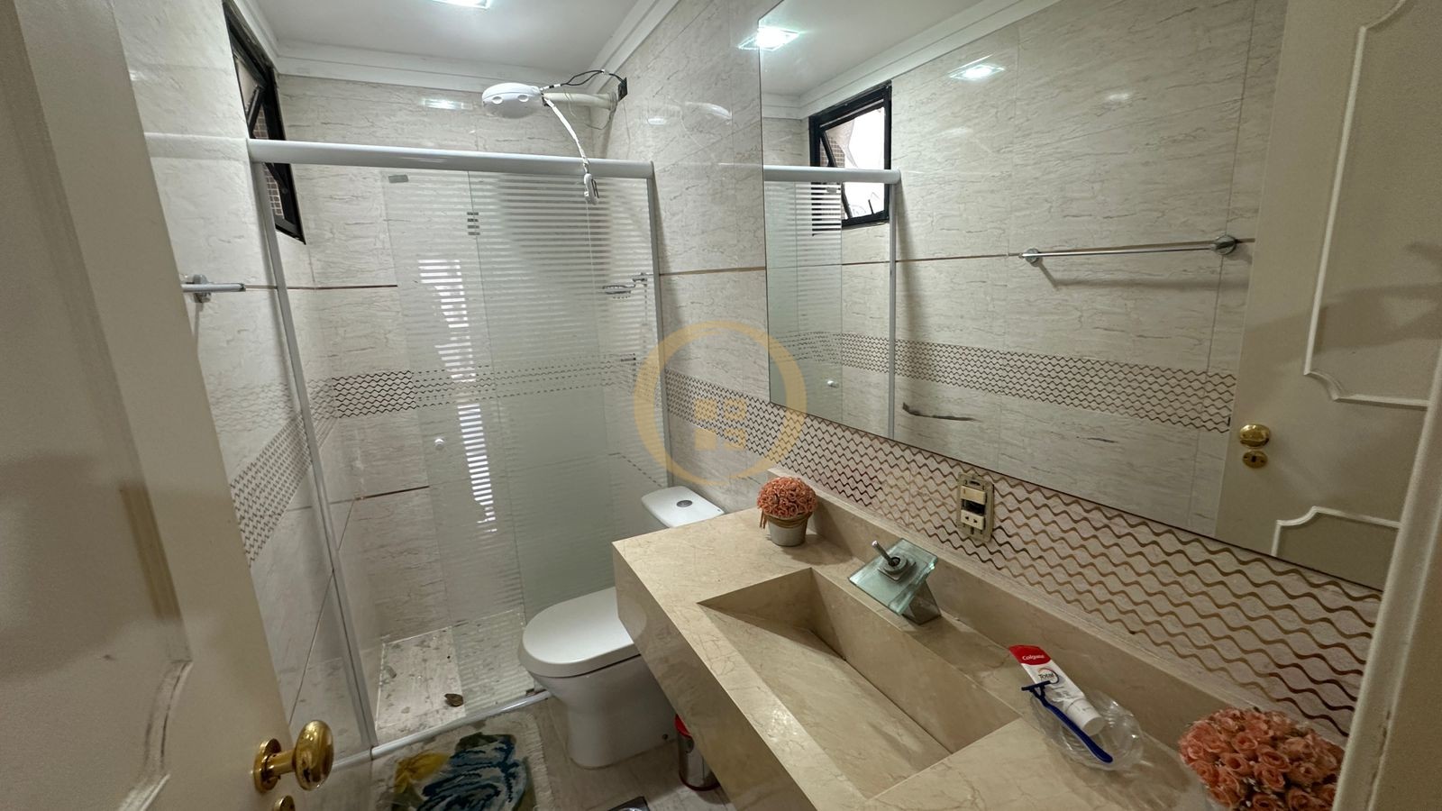Apartamento na Praia das Pitangueiras, Guarujá - SP