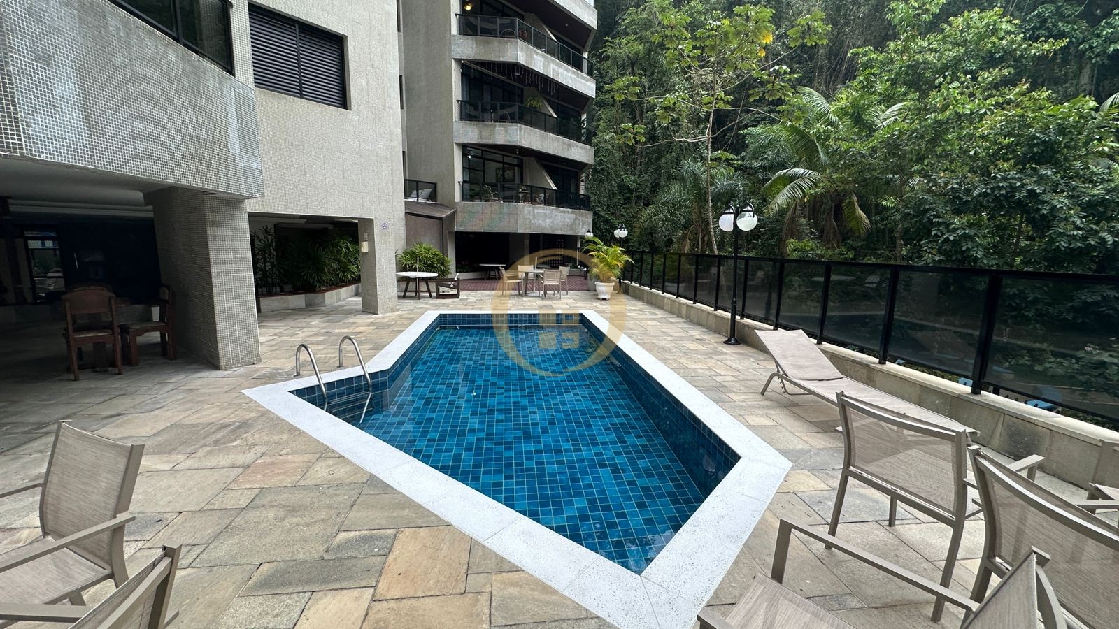 Apartamento na Praia das Pitangueiras, Guarujá - SP