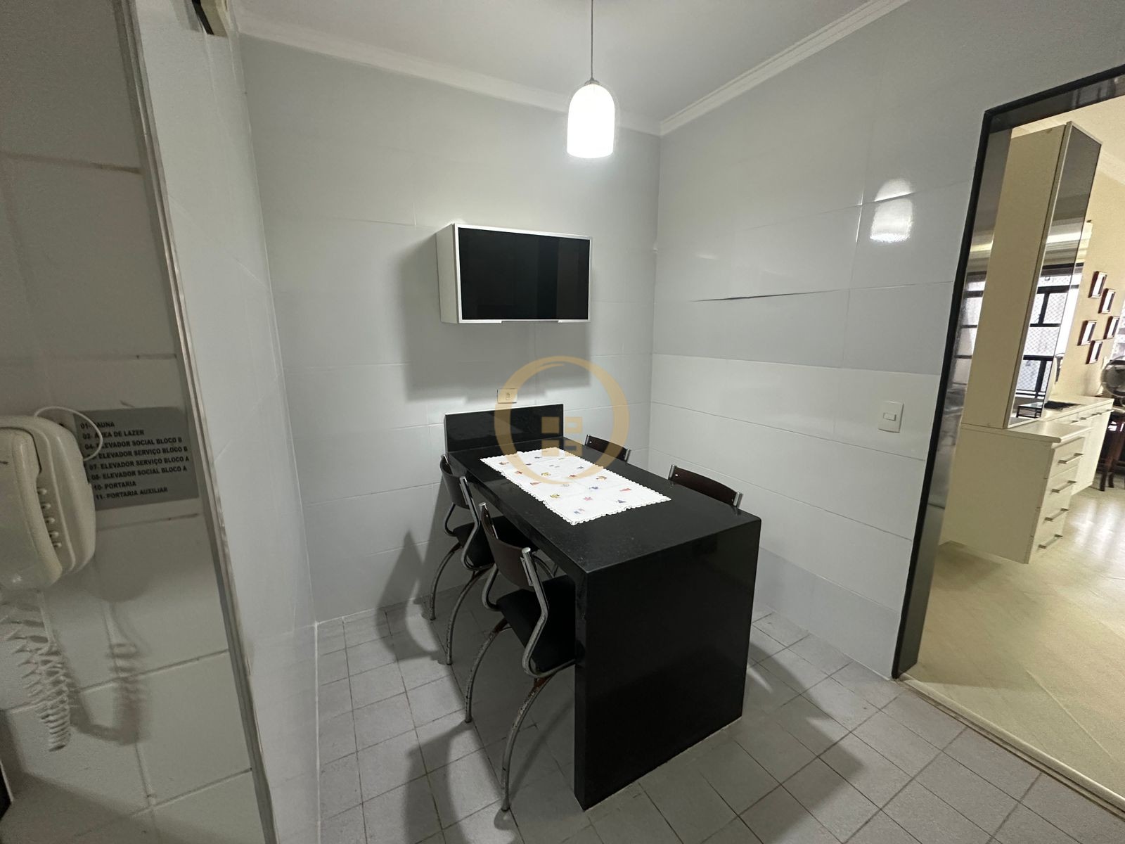 Apartamento na Praia das Pitangueiras, Guarujá - SP
