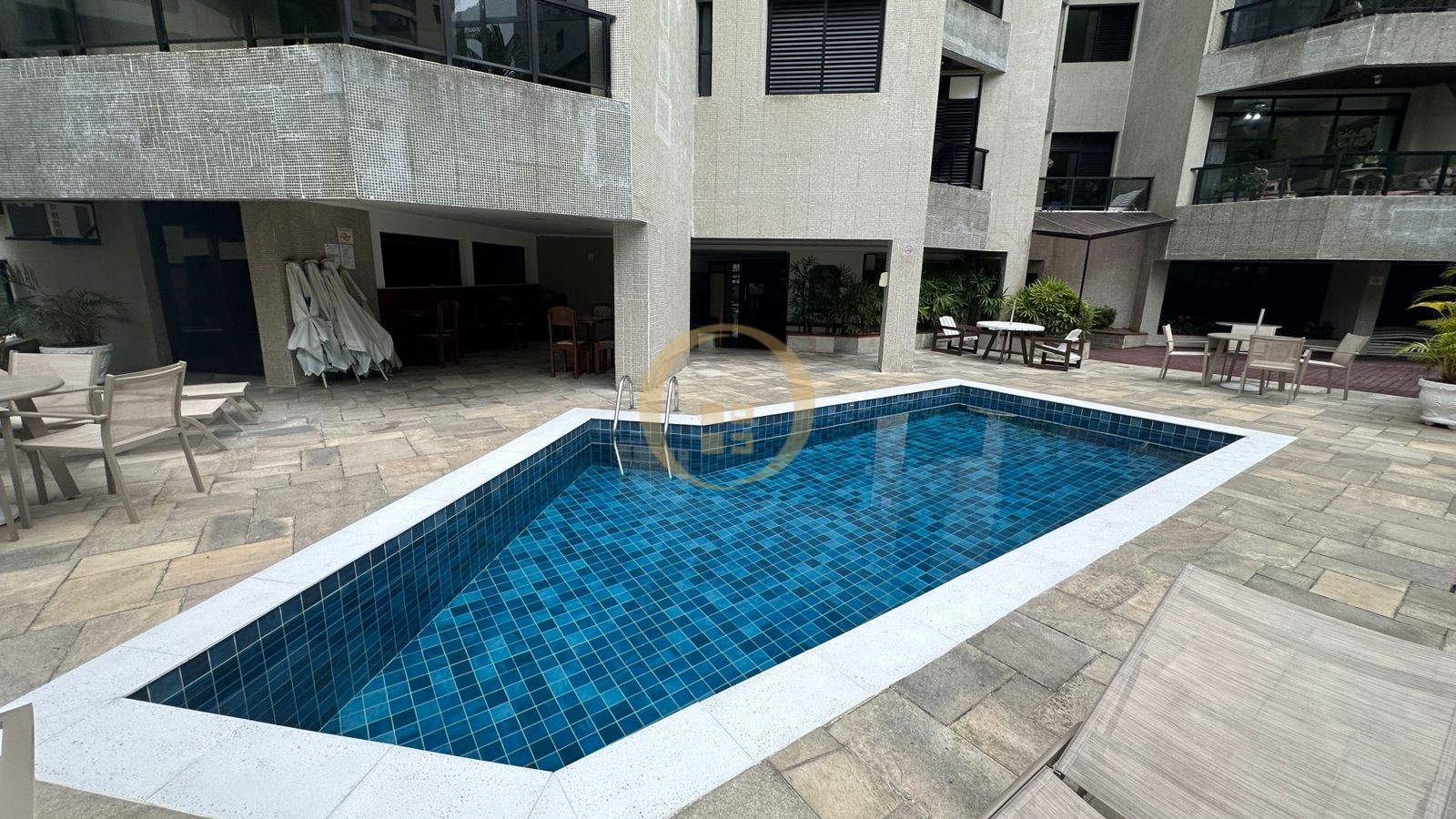 Apartamento na Praia das Pitangueiras, Guarujá - SP