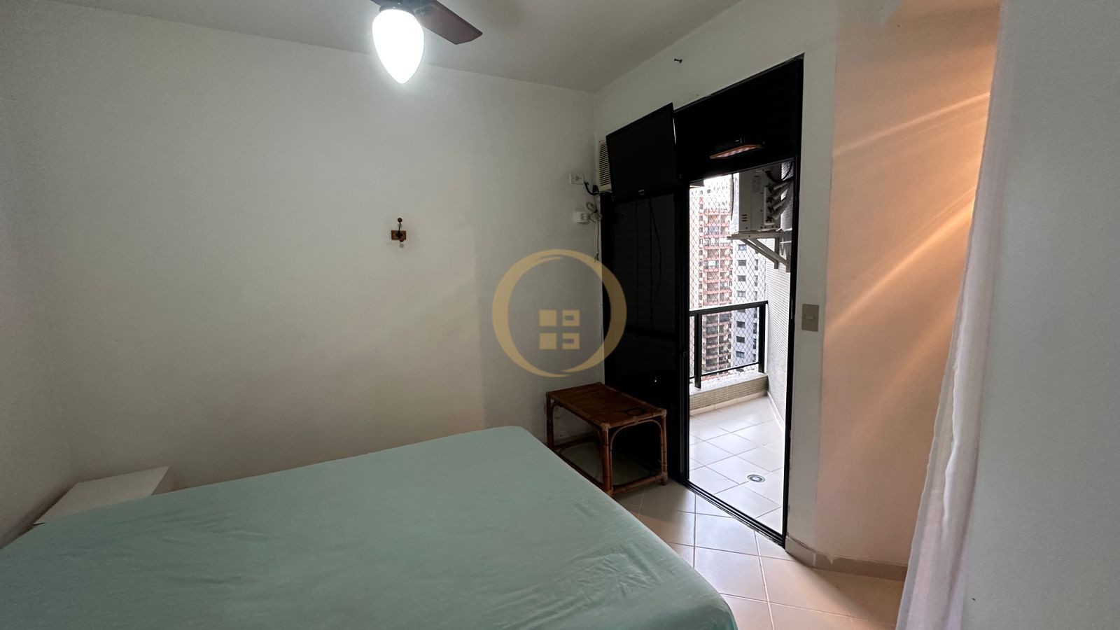 Apartamento na Praia das Pitangueiras, Guarujá - SP