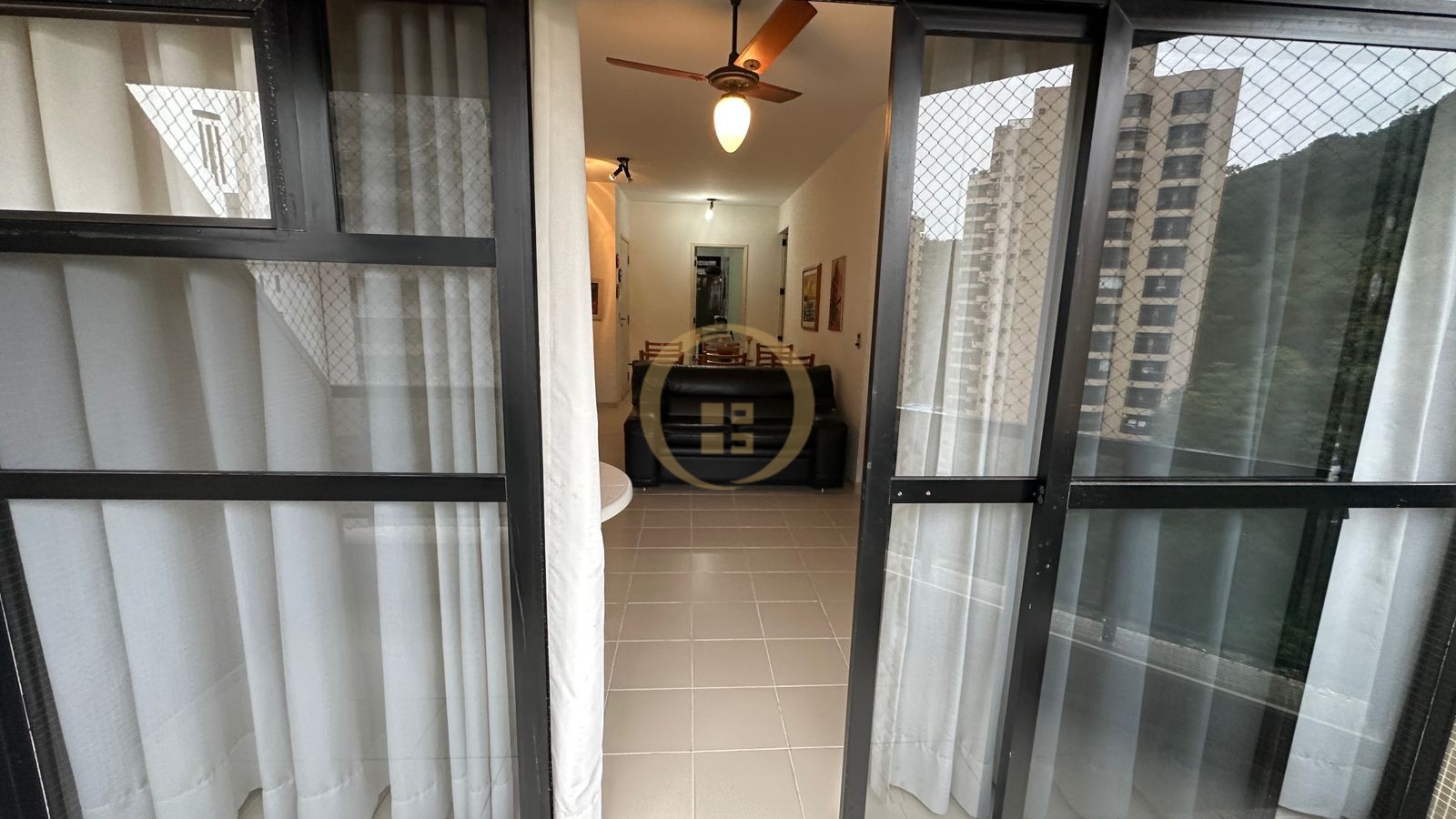 Apartamento na Praia das Pitangueiras, Guarujá - SP